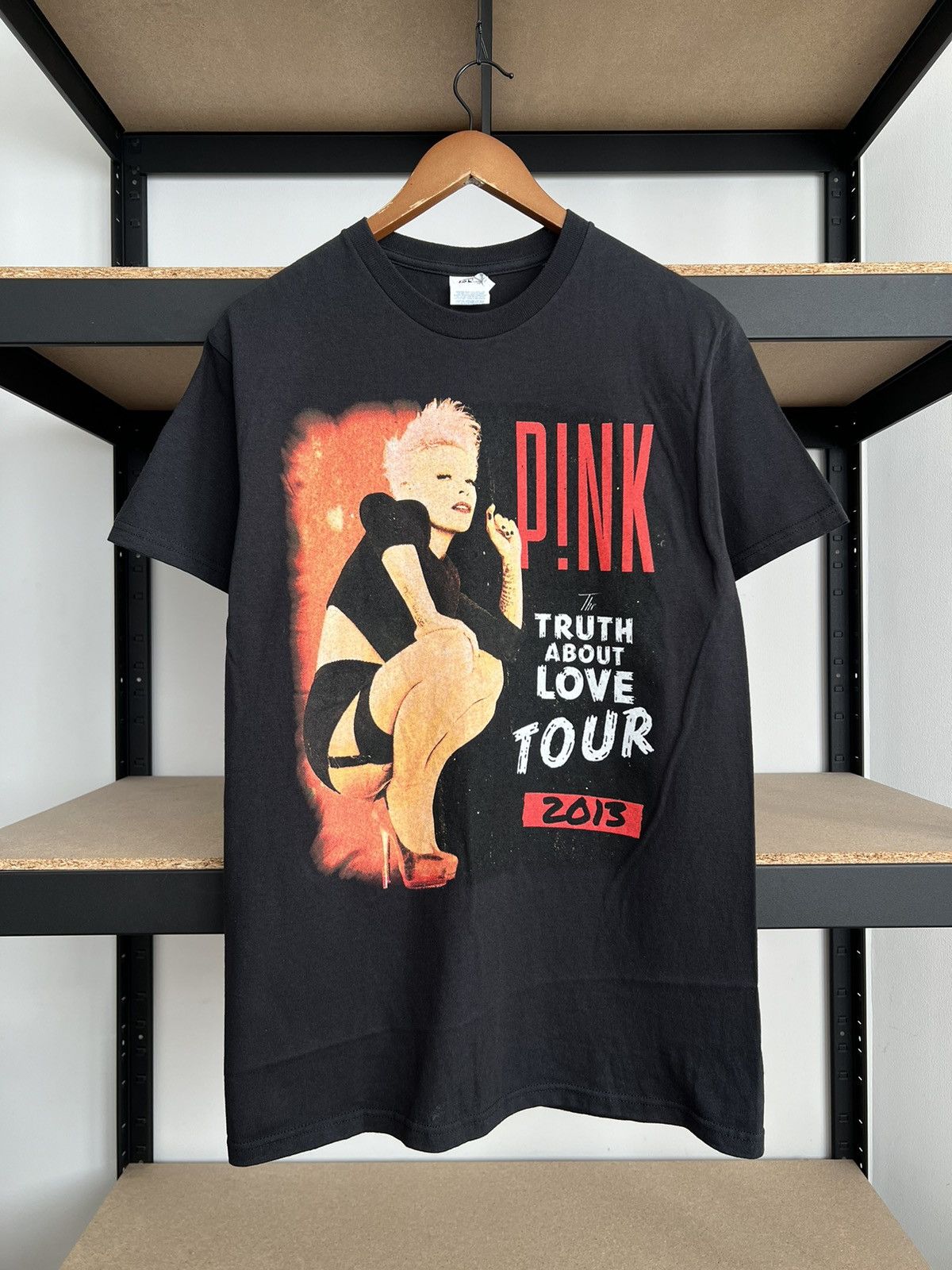Band Tees Vintage 2013 Pink The Truth About Love Tour Black T-shirt Size US M / EU 48-50 / 2 - 1 Thumbnail