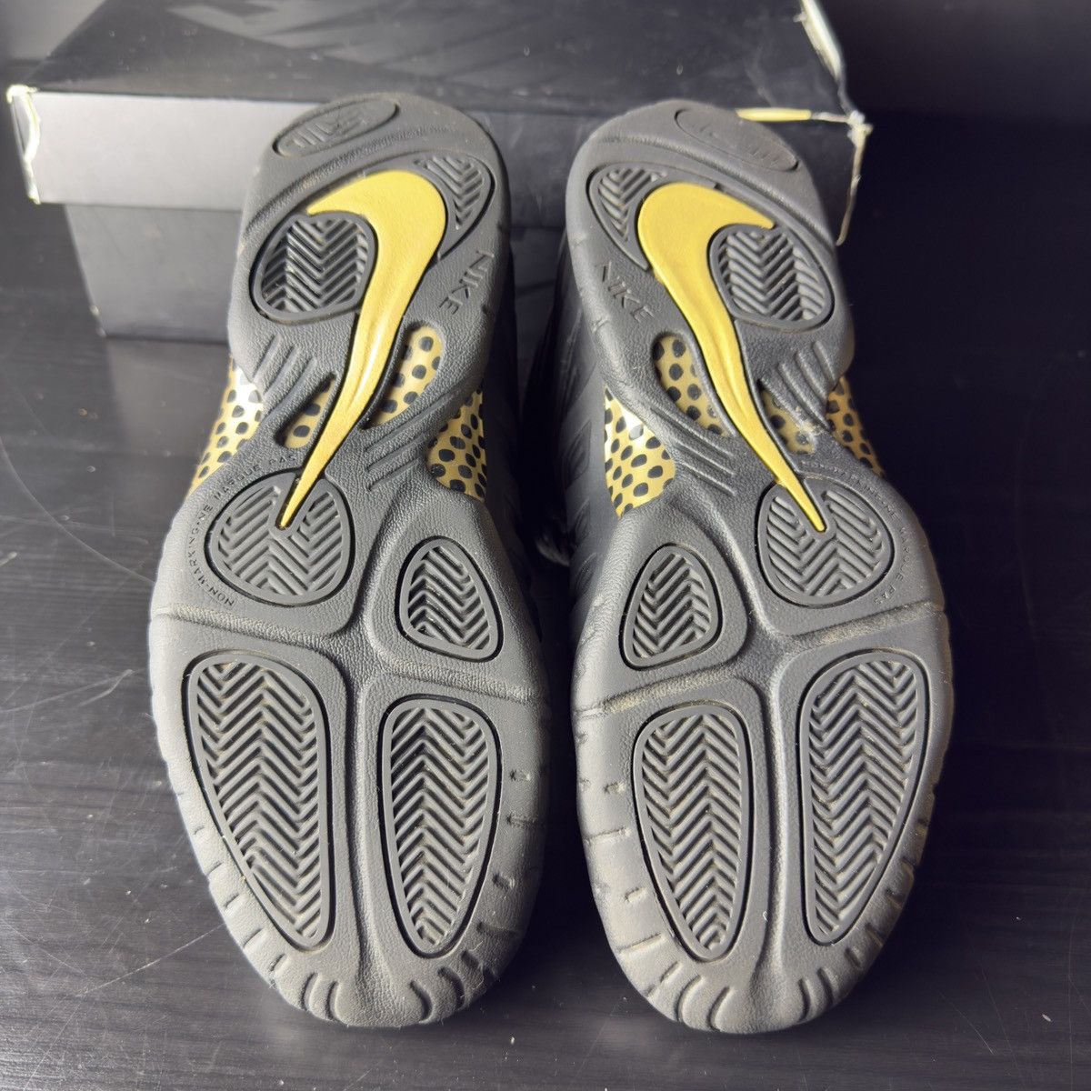 Nike Nike foamposite pro GS Black Metallic Gold **PRE-OWNED** Size US 7 / EU 40 - 5 Thumbnail