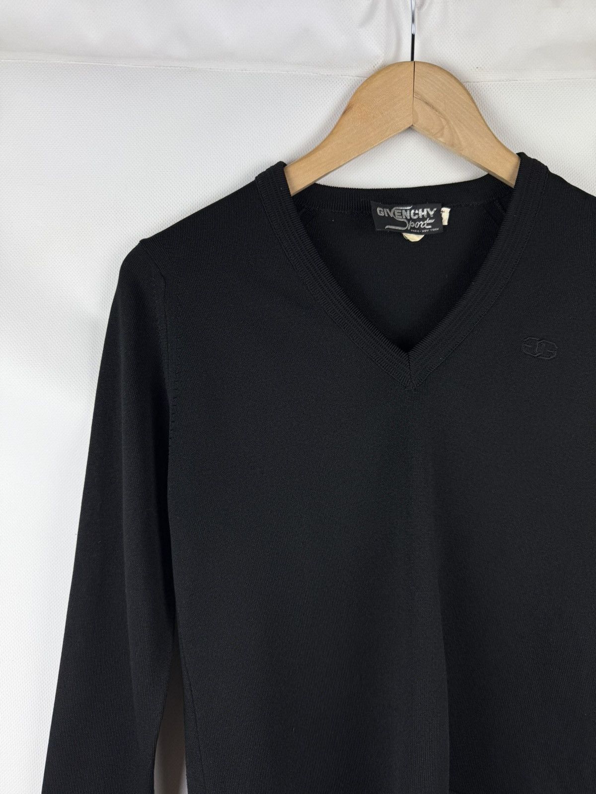 Givenchy Givenchy Vintage Ladies V-Neck Lightweight Sweater Pullover Size XS / US 0-2 / IT 36-38 - 4 Thumbnail