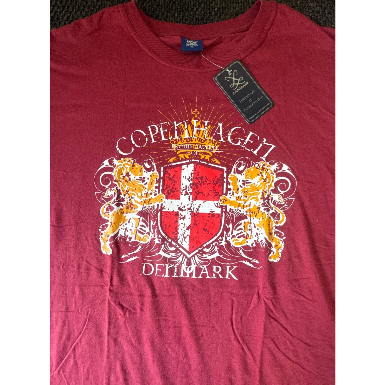 Vintage Monogram Danmark Copenhagen Proud Capital of Denmark Maroon T-Shirt 100% Cotton Size US XL / EU 56 / 4 - 3 Thumbnail