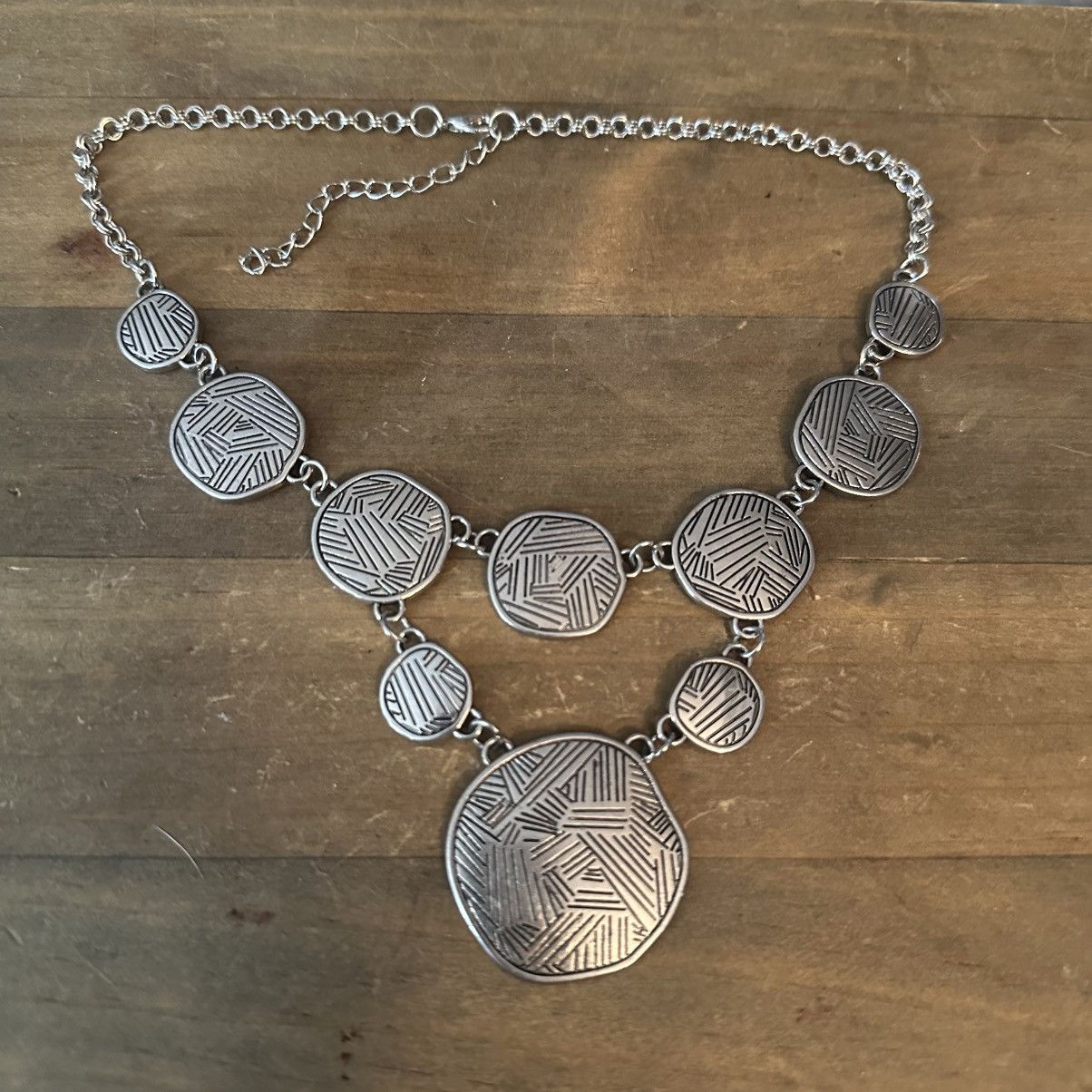 Other Silver tone patterned swag necklace Size ONE SIZE - 2 Thumbnail