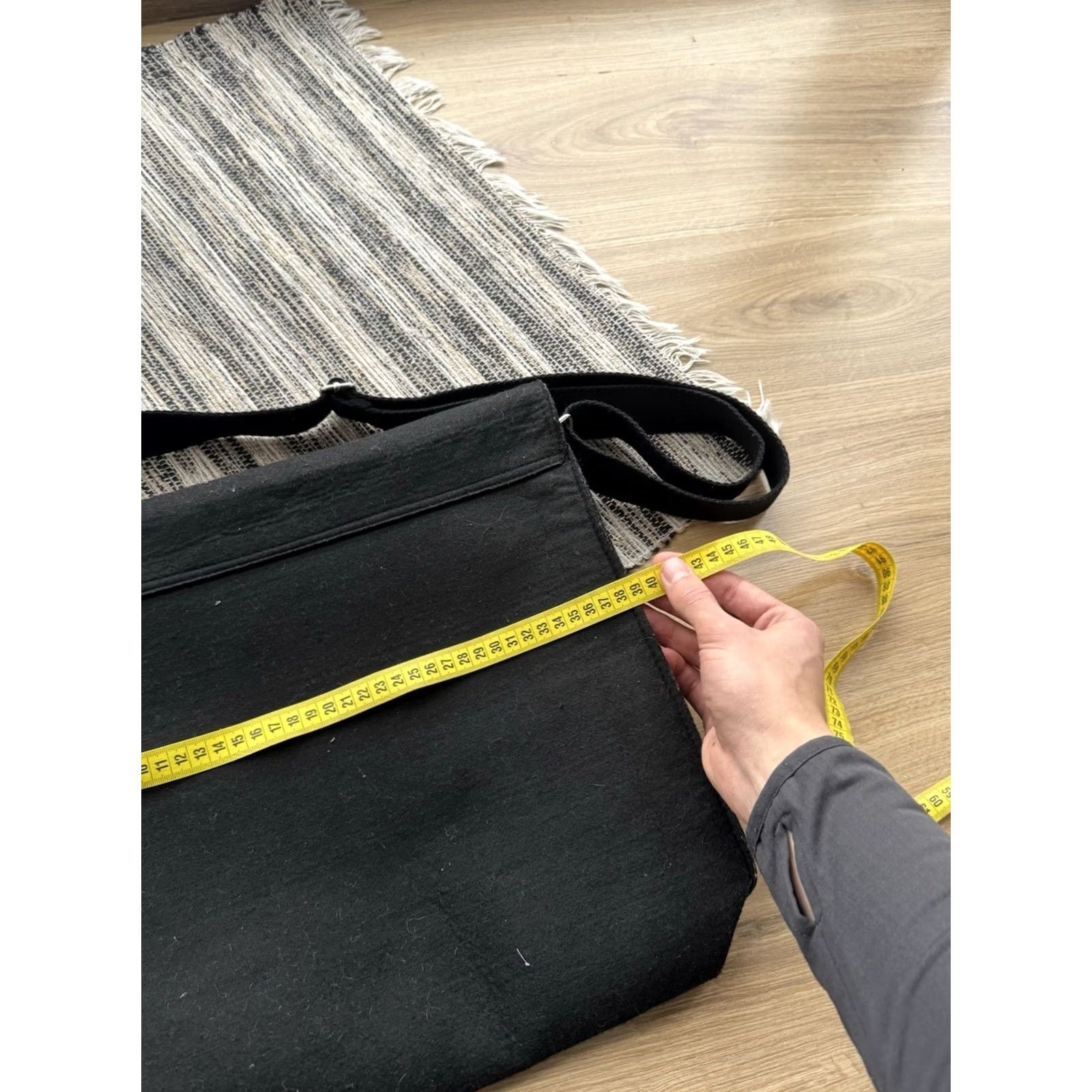 Issey Miyake ISSEY MIYAKE PARFUMS Black Felt Crossbody Messenger/ Laptop Bag NWOT Unisex Adults Medium Zip Cotton Size ONE SIZE - 7 Thumbnail