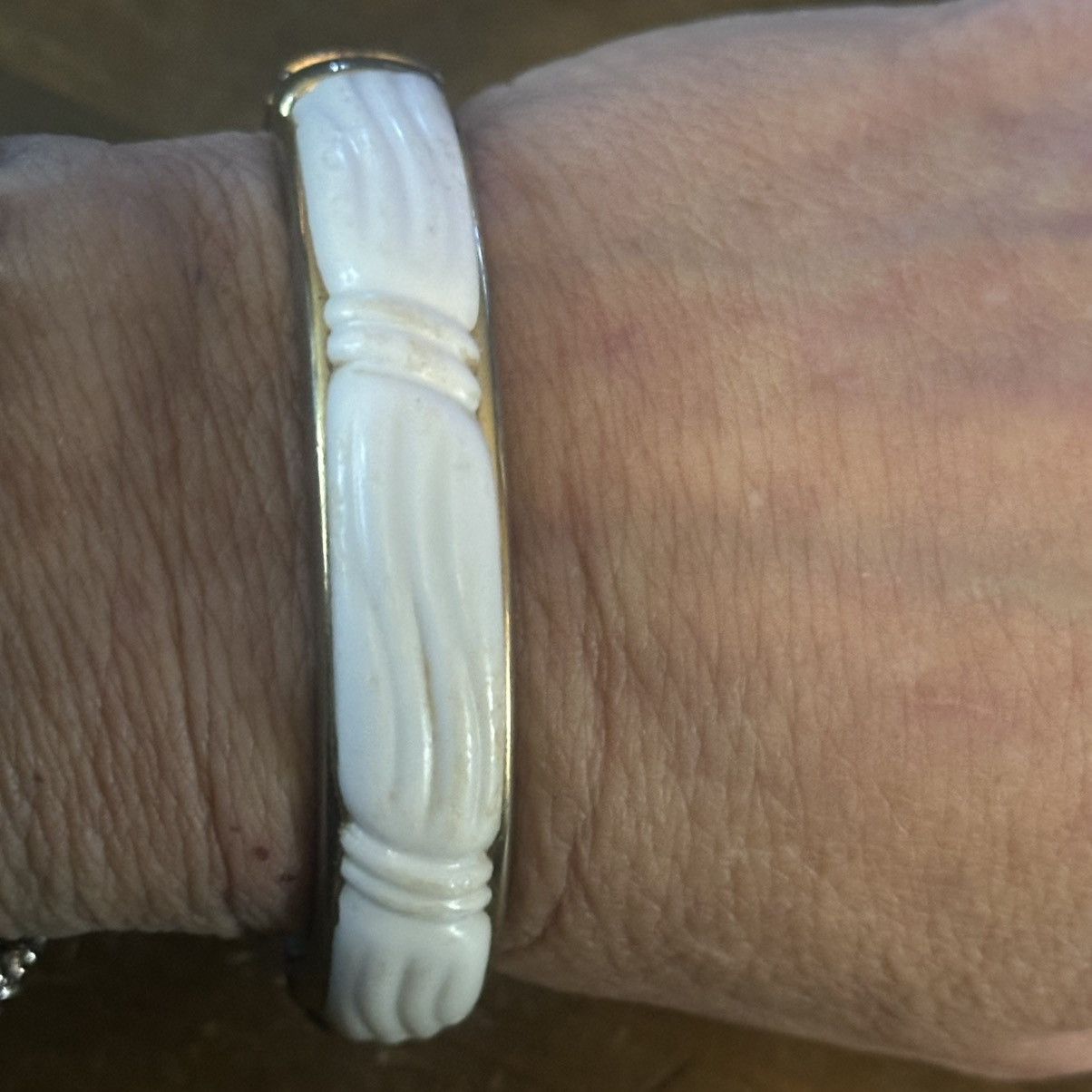 Vintage Vintage white lucite inlay hinged bangle bracelet Size ONE SIZE - 4 Thumbnail