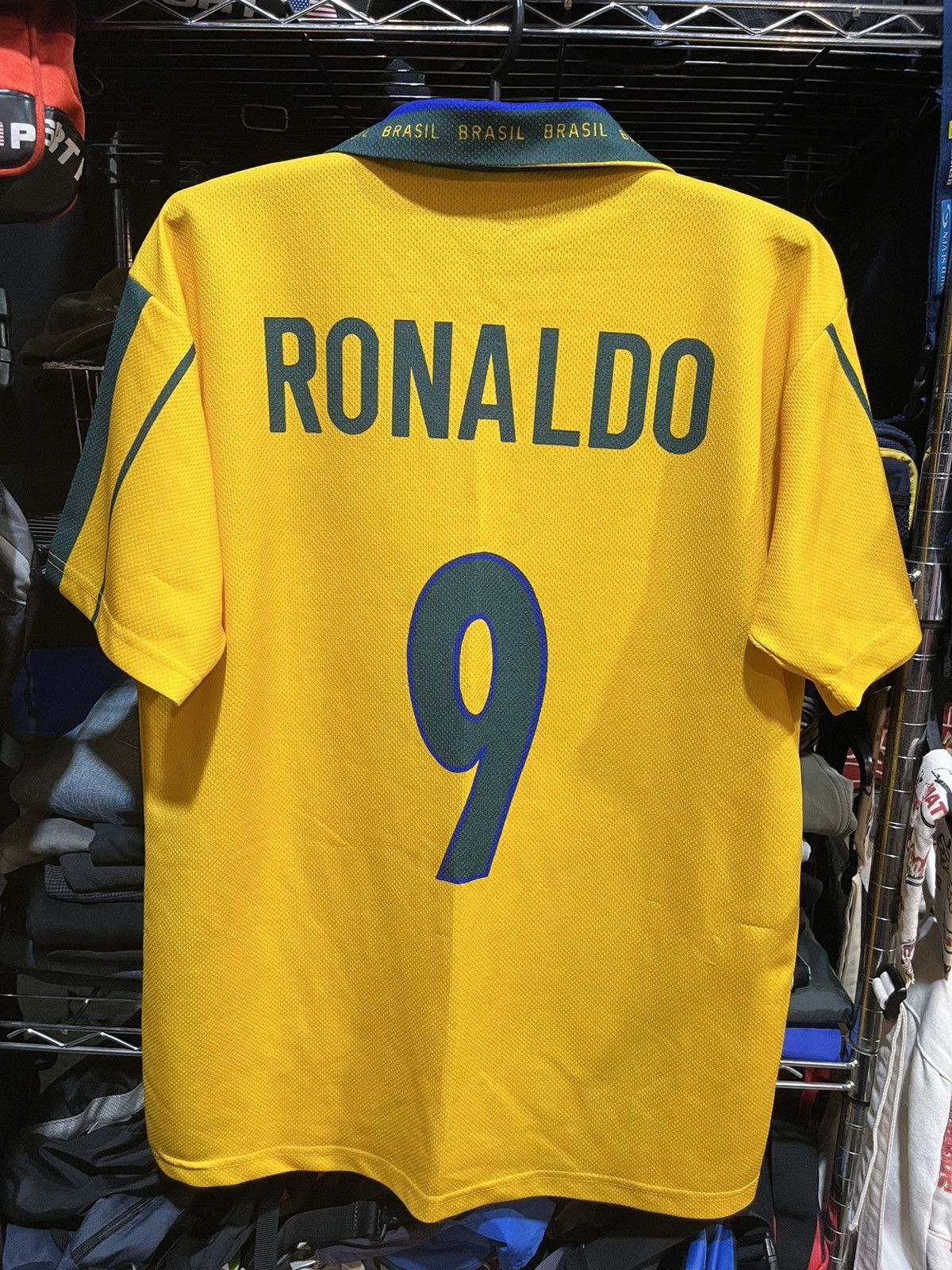 Vintage Ronaldo R9 Brasil Football Team Tee Bootleg 90s Size US L / EU 52-54 / 3 - 1 Thumbnail