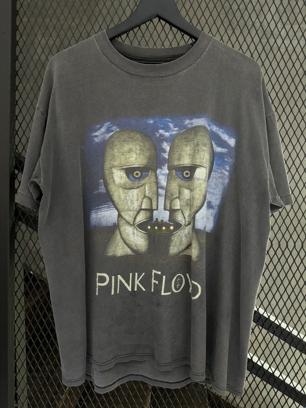 Band Tees × Pink Floyd × Vintage Vintage 1994 Pink Floyd Division Bell Distressed and Faded Size US XL / EU 56 / 4 - 1 Thumbnail