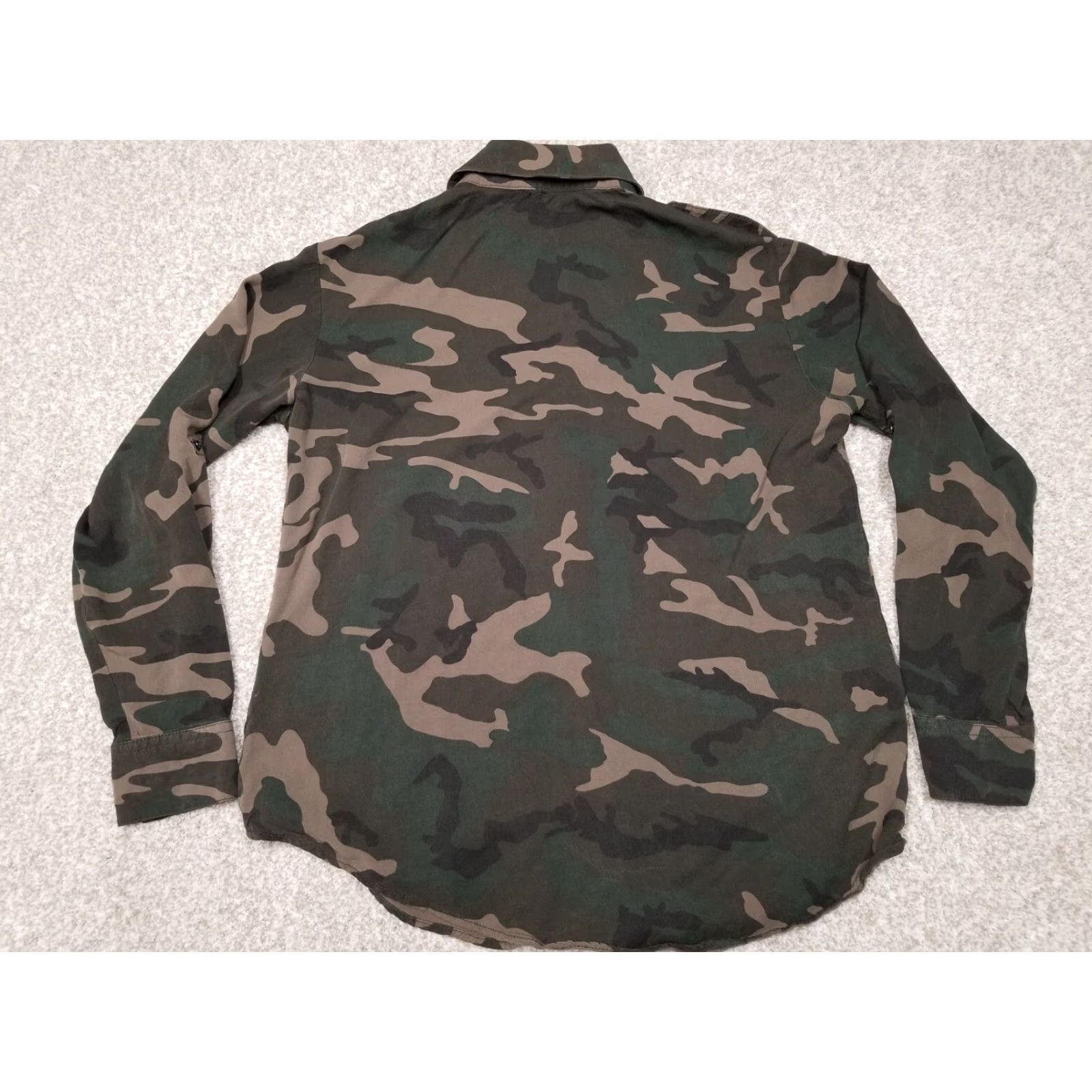 Sanctuary Sanctuary Top Womens Small Green Camouflage 100% Rayon Long Sleeve Snaps Roll Tab Shirt Women S Green Camouflage 100% Rayon Roll Tab Snaps Size S / US 4 / IT 40 - 6 Thumbnail