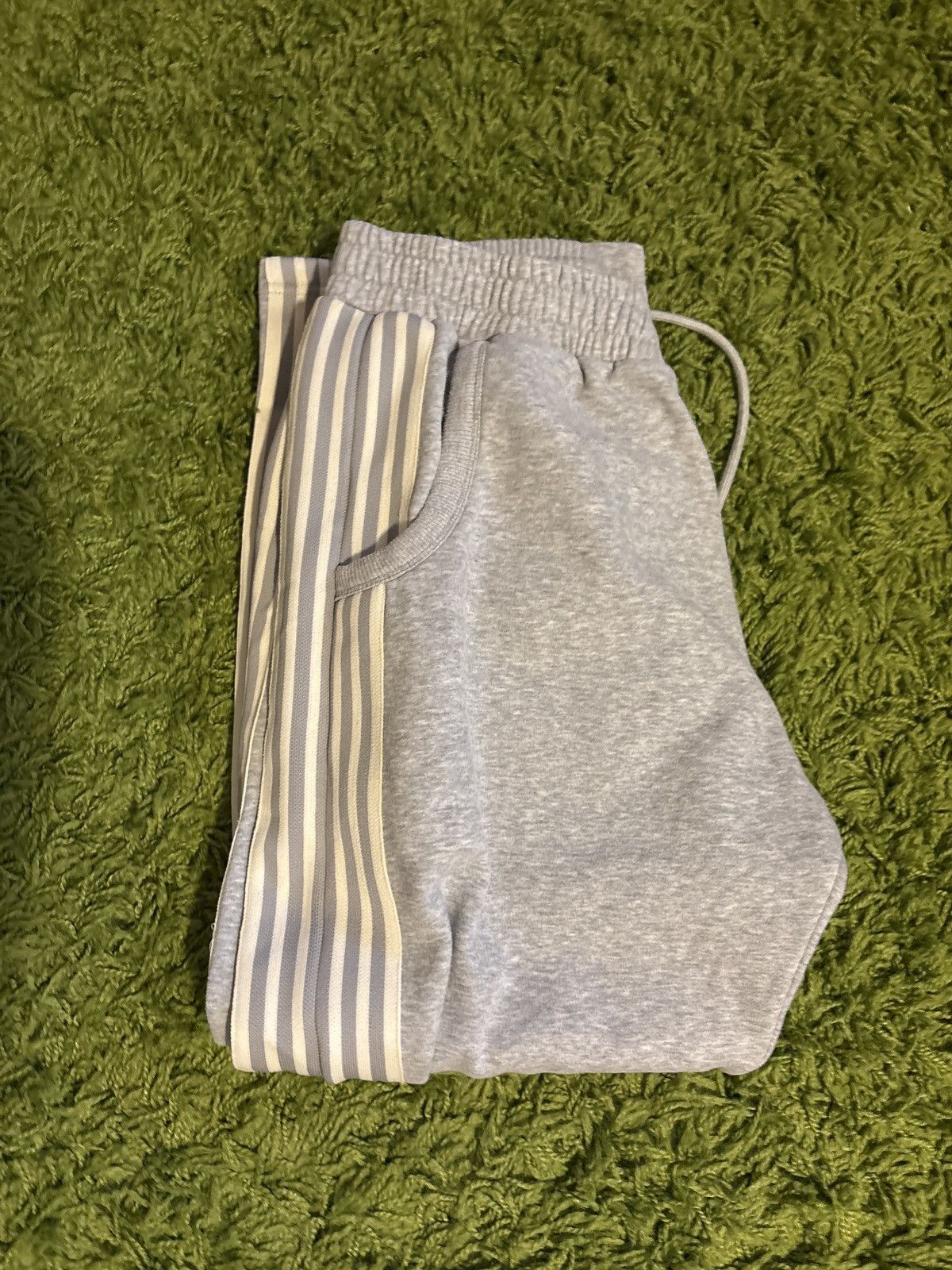 The GV Gallery Lil leon raspberry hills gray comfy sweatpants Size US 32 / EU 48 - 6 Thumbnail