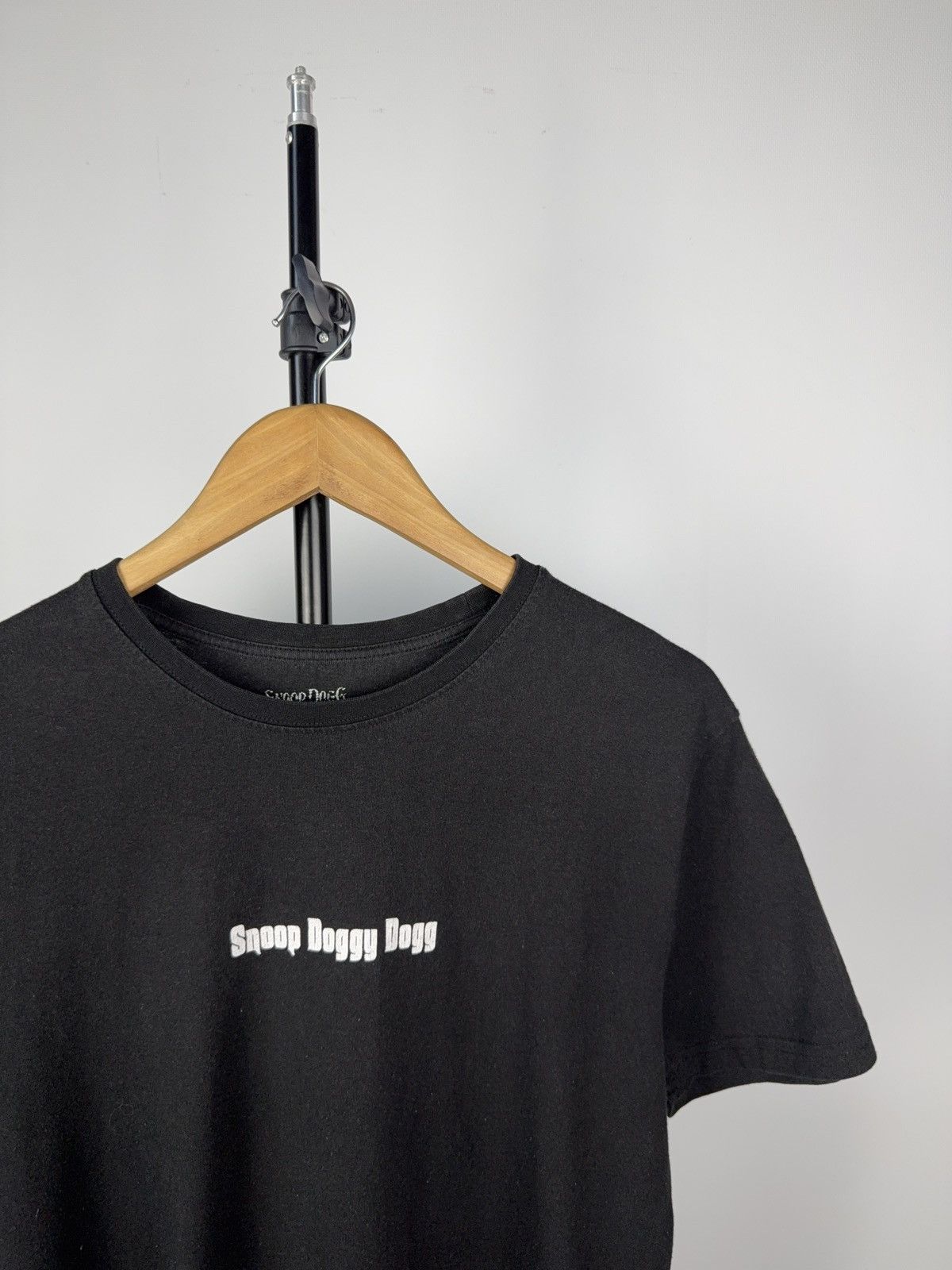 Band Tees × Rap Tees Snoop Doggy Dogg Big Logo Photo Tee Black Rap Shirt Size M Size US M / EU 48-50 / 2 - 2 Thumbnail
