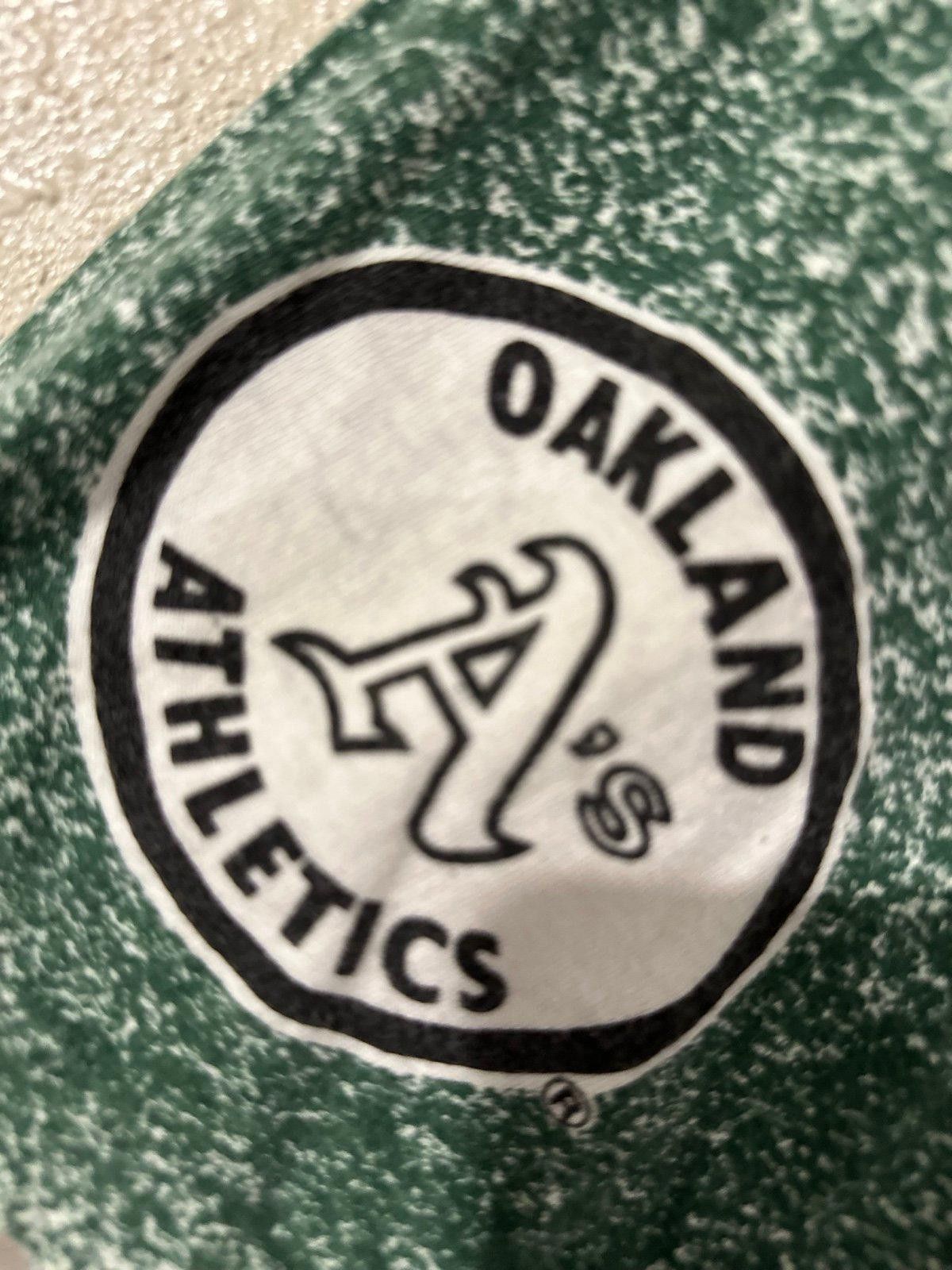 Designer Vintage Oakland athletics T-shirt Size US L / EU 52-54 / 3 - 3 Thumbnail
