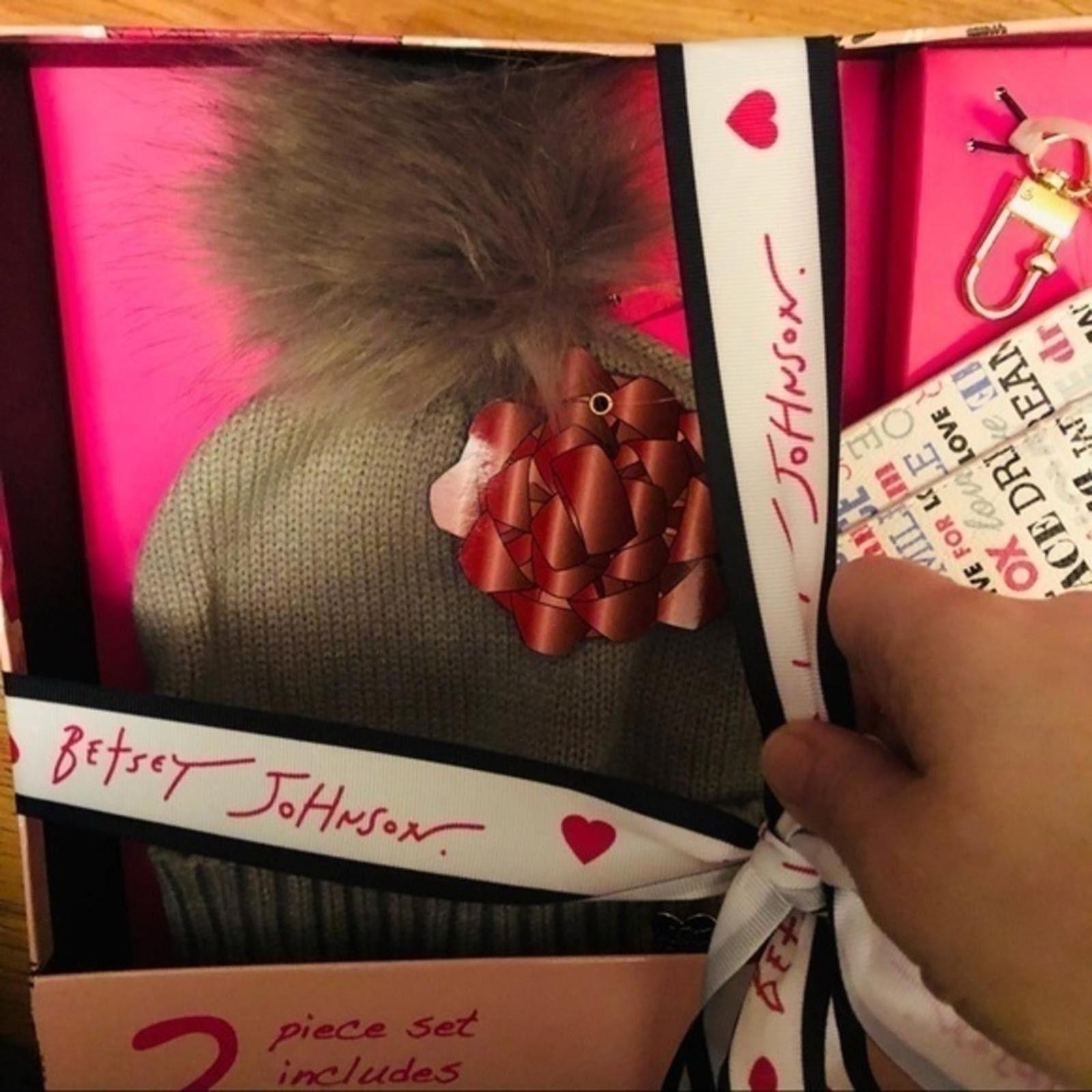Betsey Johnson Betsey Johnson Wallet And Pom Pom Hat Set NWT Size ONE SIZE - 2 Thumbnail