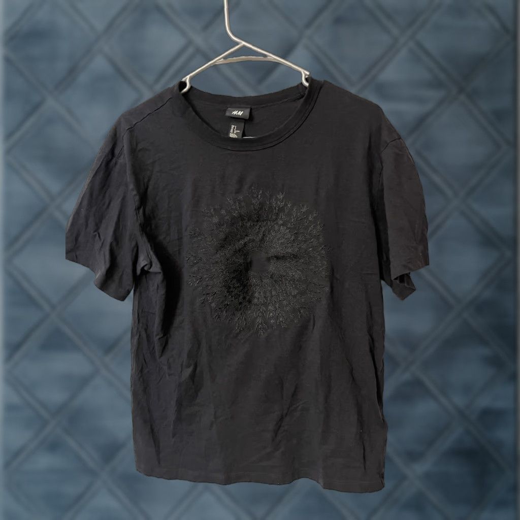 H&M H&M Graphic T Shirt Size Small Black Embroidery Shirt Men Regular Short Sleeve Crew Neck Cotton Knit Vintage No Size US S / EU 44-46 / 1 - 1 Thumbnail