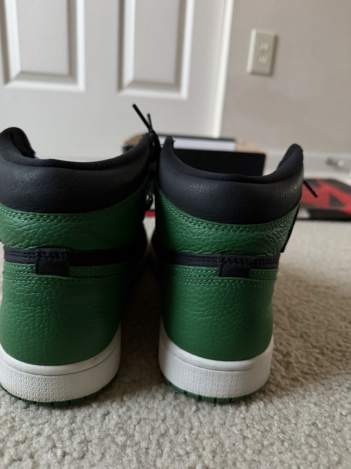 Jordan Brand Jordan 1 Retro High OG Pine Green 2.0 Size US 9.5 / EU 42-43 - 5 Thumbnail