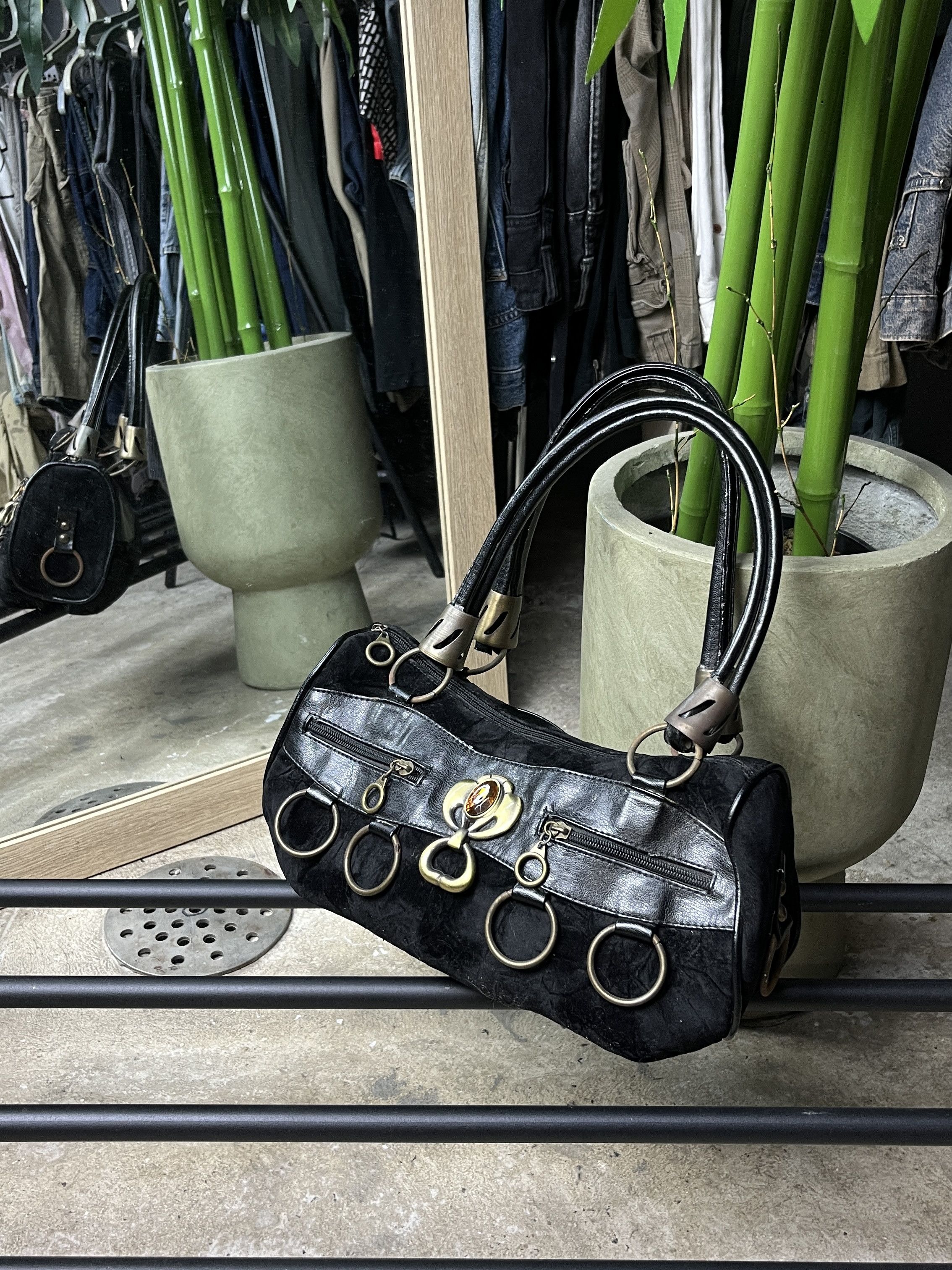 Vintage 2000s BLACK O-RING PUNK BAGUETTE HANDBAG - № 6200 Size ONE SIZE - 1 Thumbnail