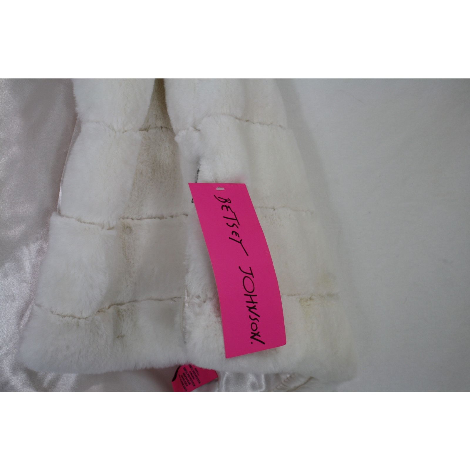 Betsey Johnson Betsey Johnson Faux Fur Capelet Ivory Bridal Shrug Women S Size S / US 4 / IT 40 - 3 Thumbnail