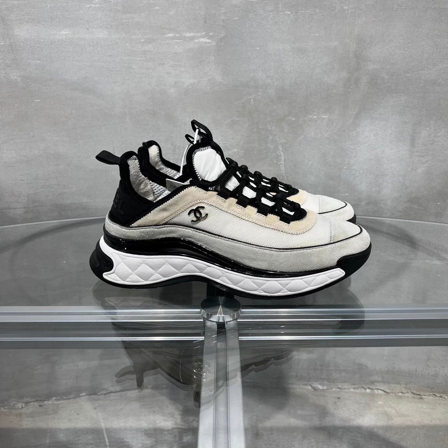 Chanel Chanel Black & White CC Logo Sneakers Gold 40 EU Size US 9 / IT 39 - 4 Thumbnail