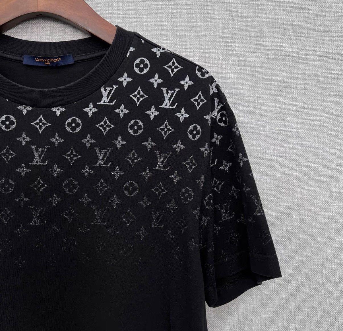 Louis Vuitton LV Gradient Monogram All-Over Print Logo T-Shirt Size US L / EU 52-54 / 3 - 3 Thumbnail