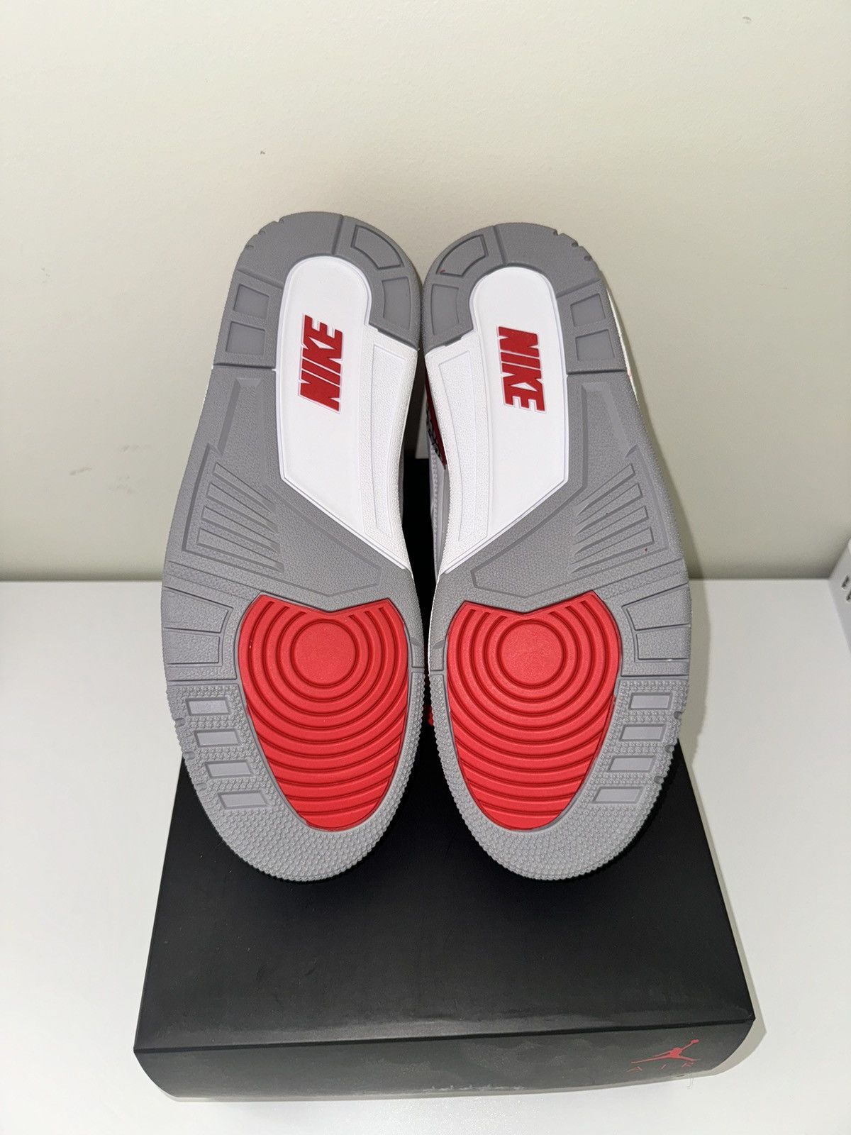 Jordan Brand Jordan 3 Retro ‘Fire Red’ 2022 Size US 9.5 / EU 42-43 - 5 Thumbnail