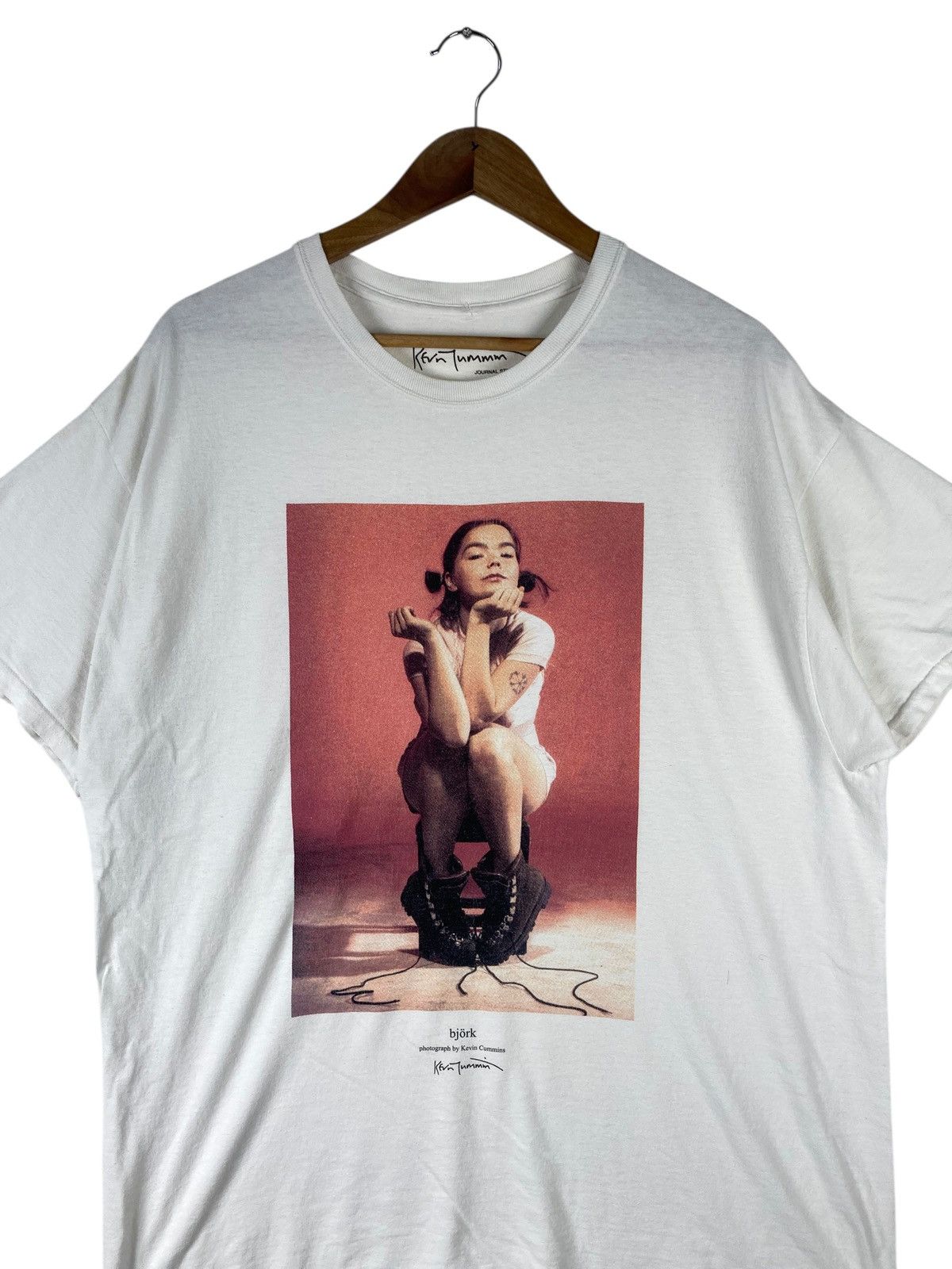 Band Tees Vintage Björk By Kevin Cummins Iconic Photographs T-Shirt Size US XL / EU 56 / 4 - 2 Thumbnail