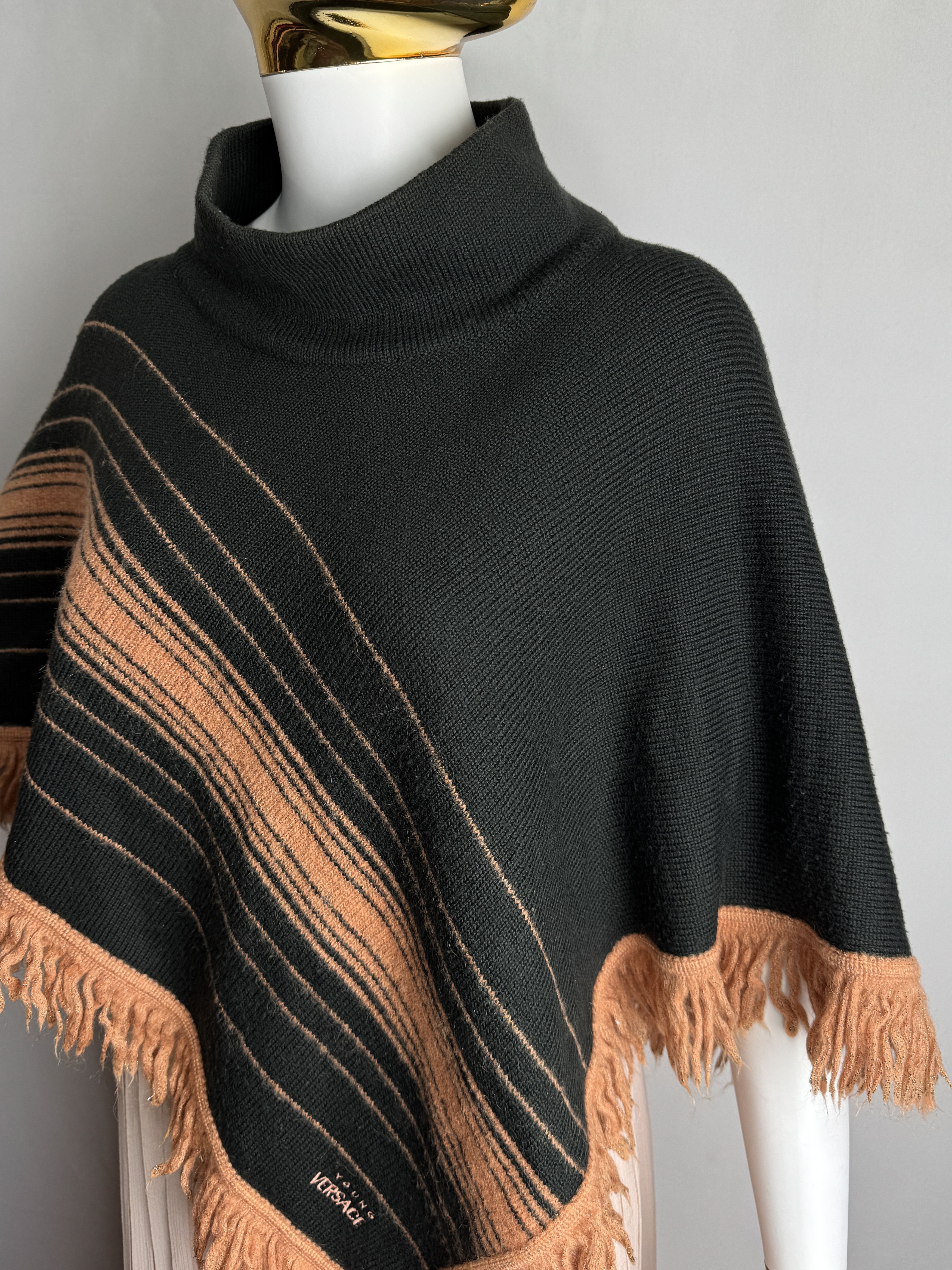Versace VERSACE YOUNG vintage women’s wool blend poncho Size XS / US 0-2 / IT 36-38 - 13 Thumbnail