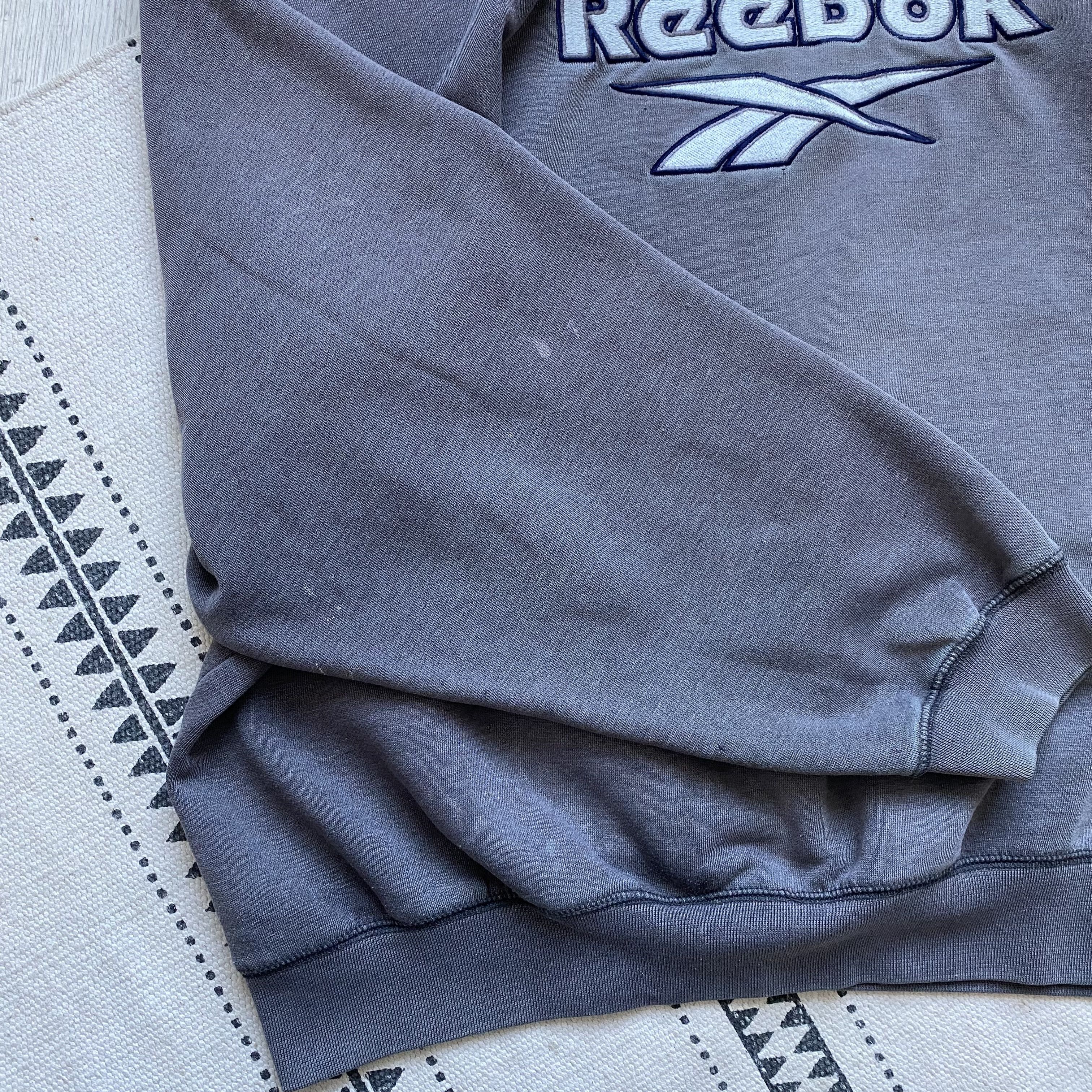Reebok Trashed Vintage 90s Reebok essential sweatshirts center logo Size US L / EU 52-54 / 3 - 8 Thumbnail