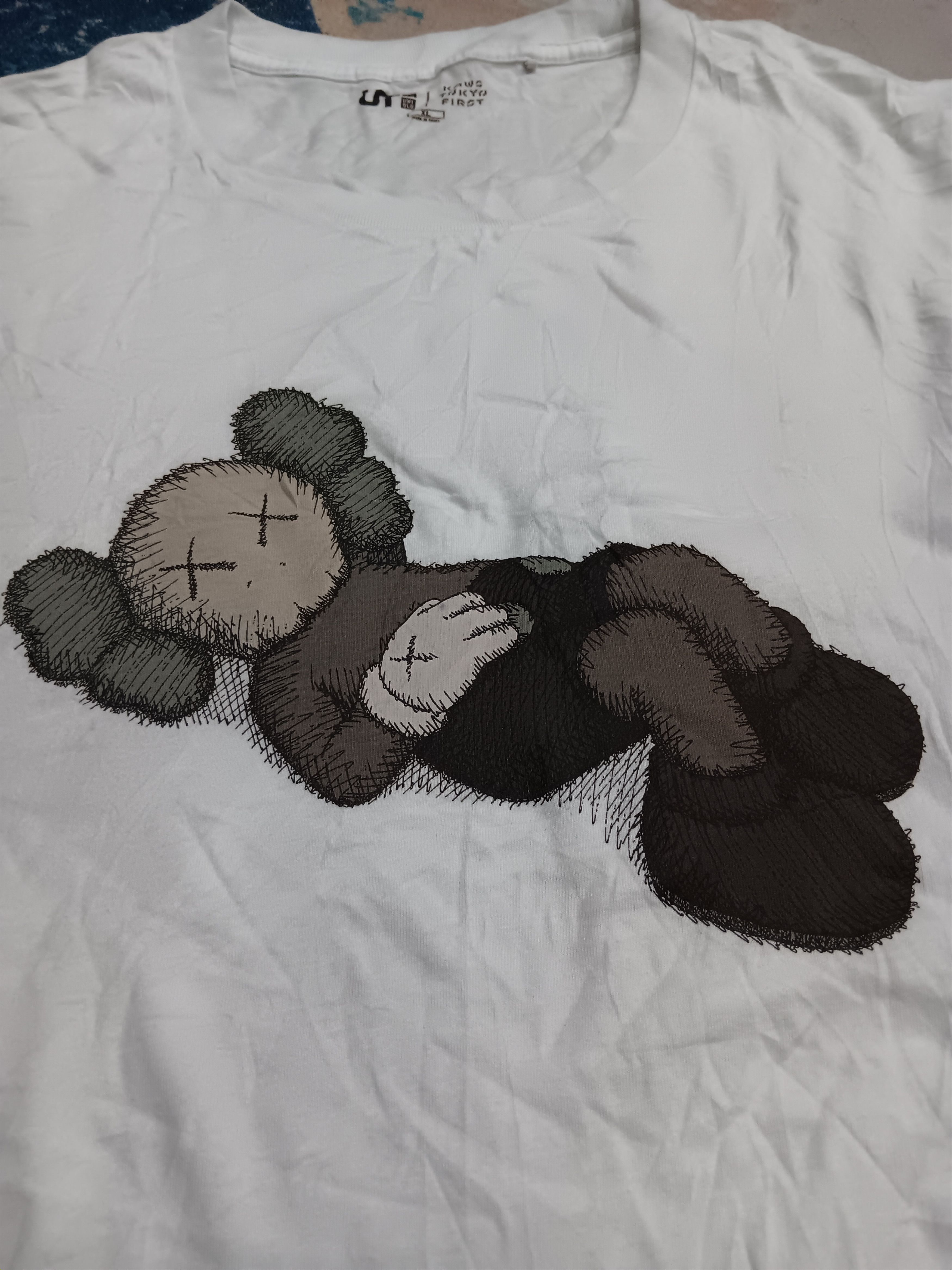 Japanese Brand × Kaws Kaws sleeping x Uniqlo Tokyo first Mori artist graffiti tee Size US XL / EU 56 / 4 - 3 Thumbnail