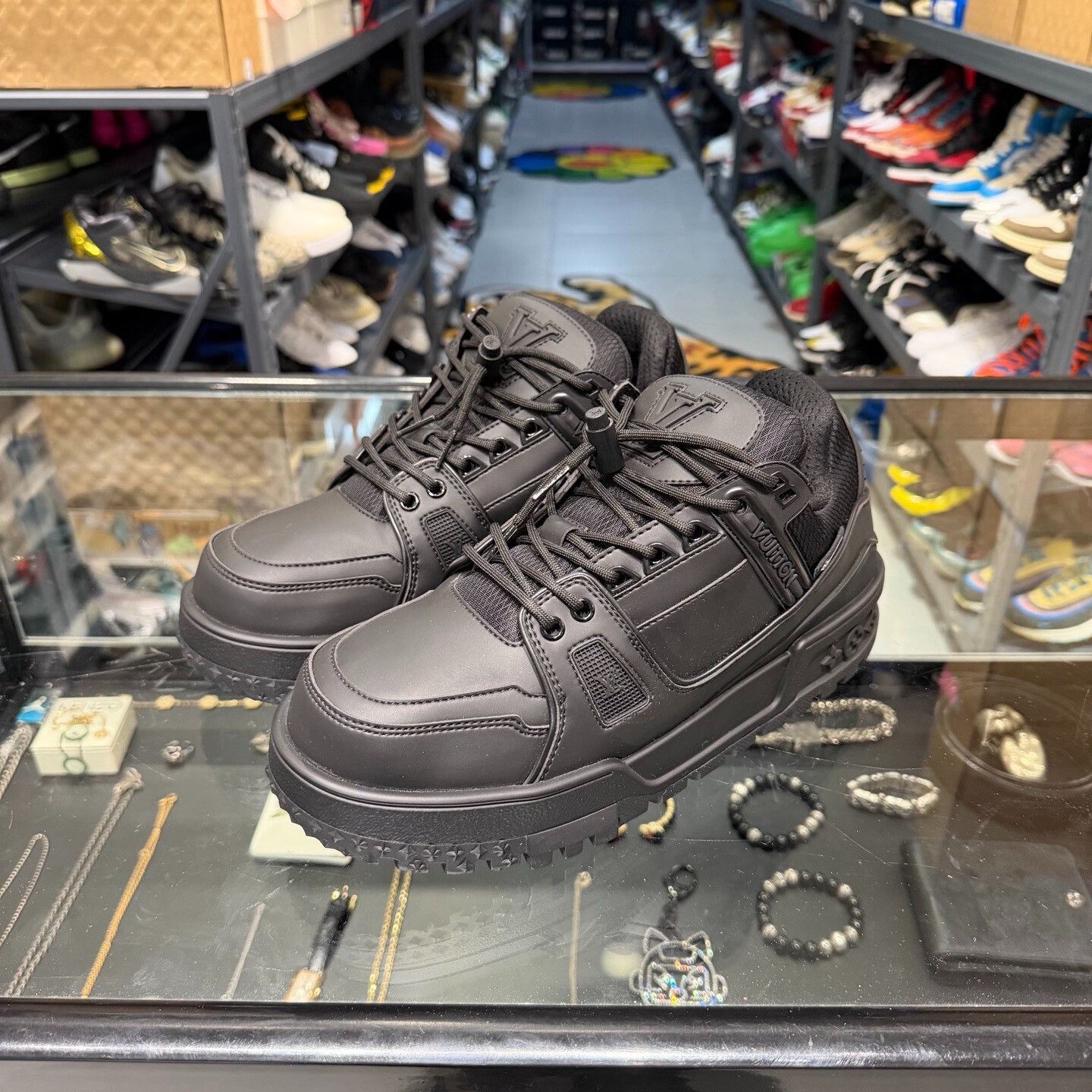 Louis Vuitton Louis Vuitton Black Lowtop Sneakers 8.5 Men Size US 8.5 / EU 41-42 - 1 Thumbnail