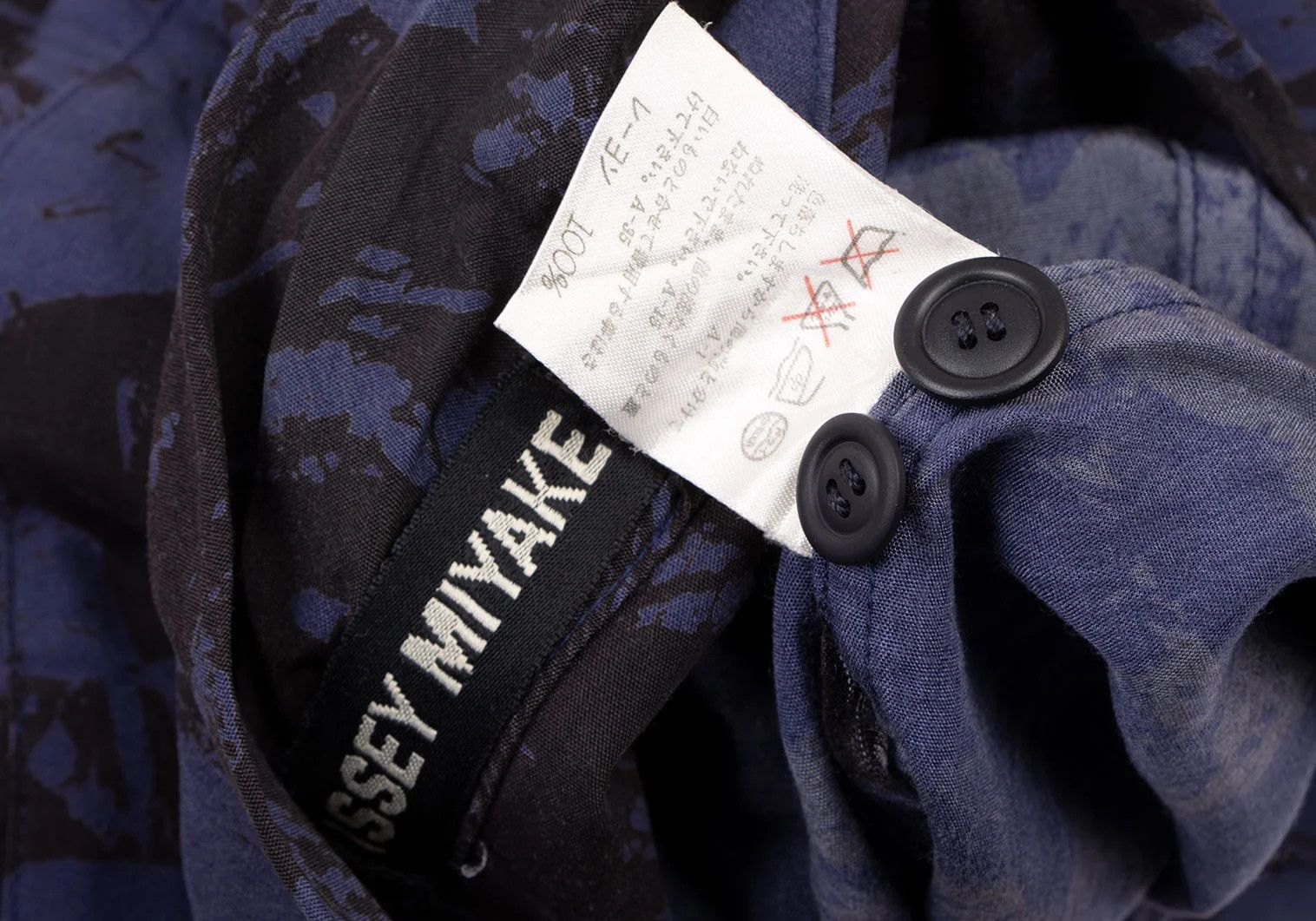 Issey Miyake Rayon Patterned Pullover Shirt in Blue and Black, Size M Size US M / EU 48-50 / 2 - 18 Thumbnail