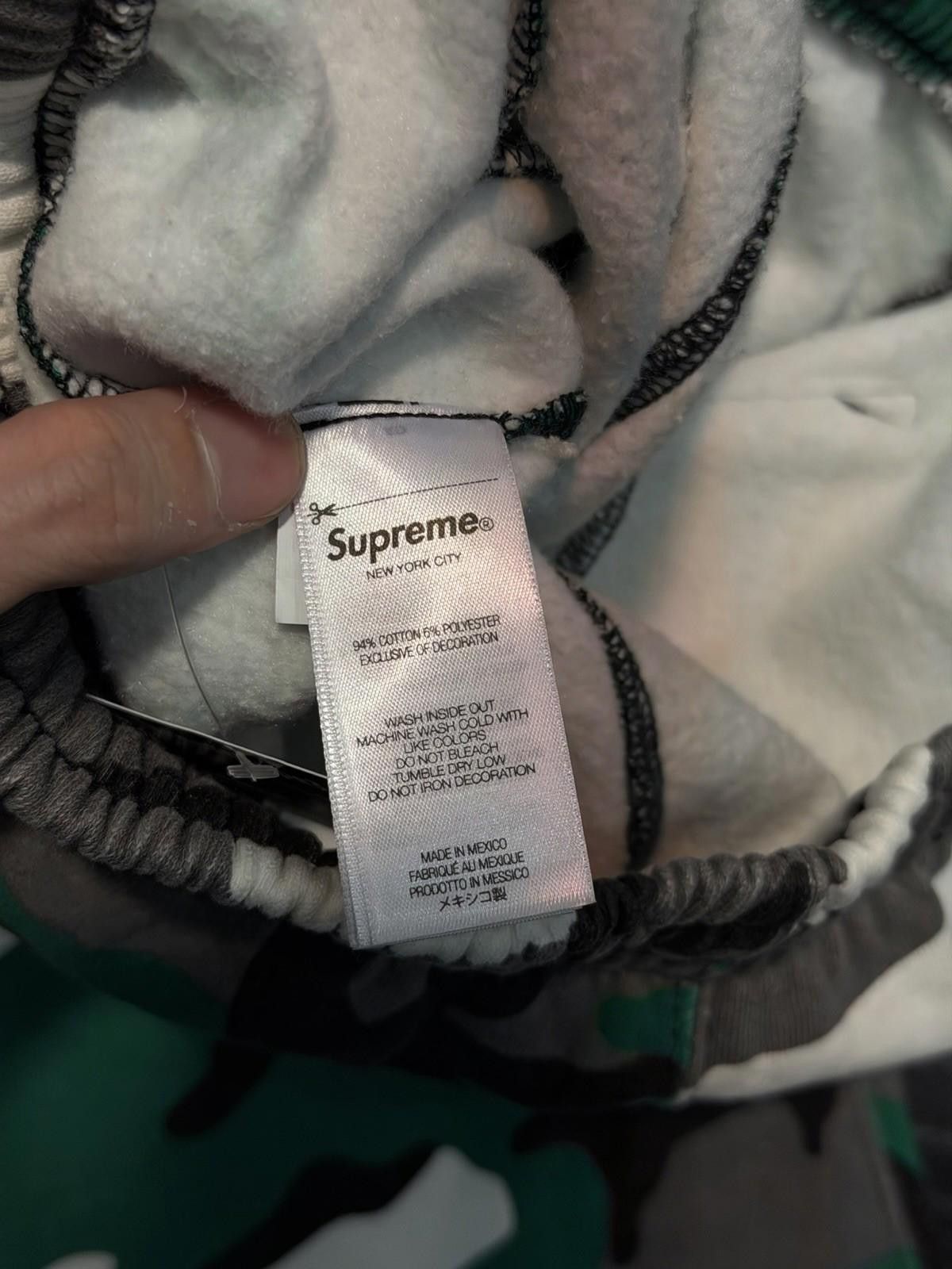 Supreme Supreme Small Box Sweatpant Green Camo Brand New Size US 30 / EU 46 - 11 Thumbnail
