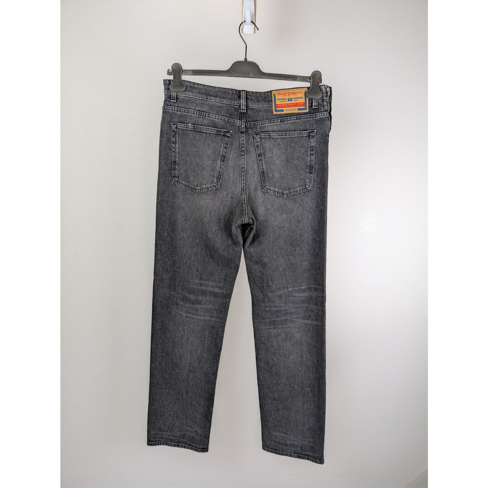 Diesel o1rshd1 D-Viker regular straight-leg jeans black / dark grey Size US 32 / EU 48 - 8 Thumbnail
