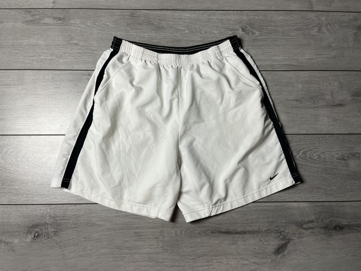 Nike Nike shorts vintage size Large Size US 34 / EU 50 - 1 Thumbnail