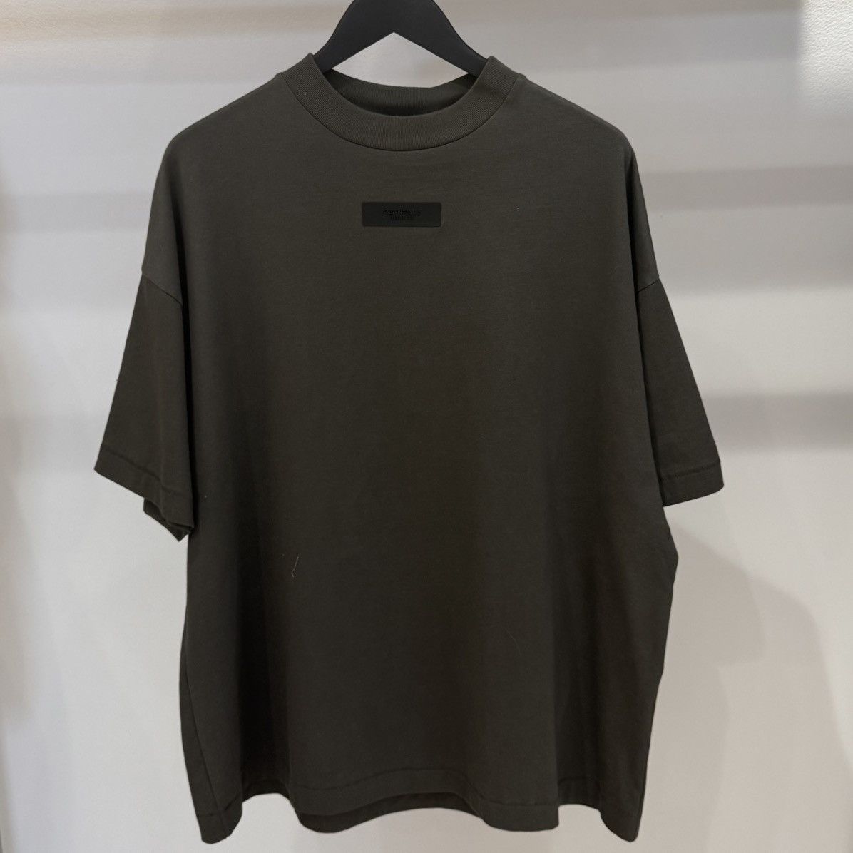 Fear of God Fear of God Essentials Tee olive Size US XS / EU 42 / 0 - 1 Thumbnail