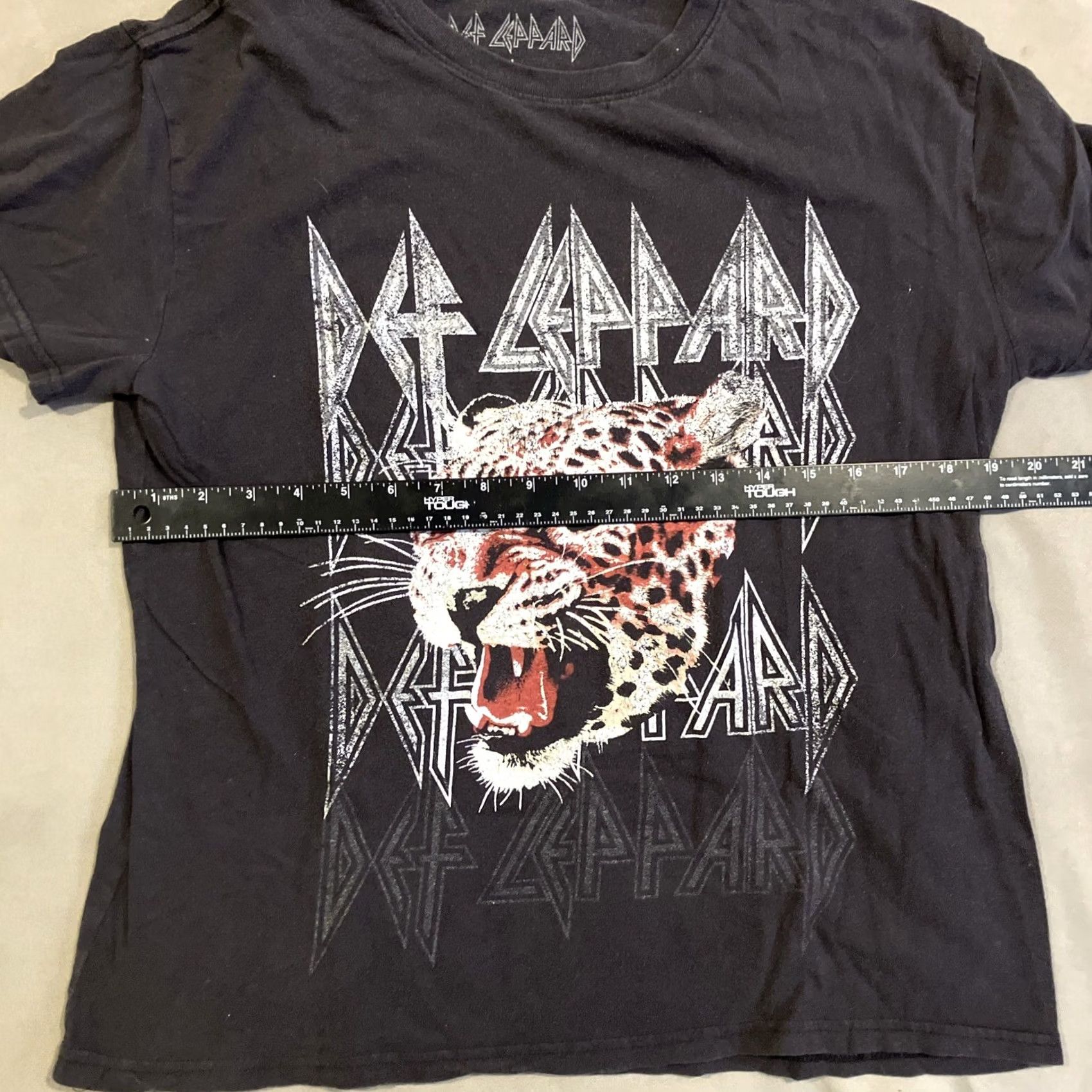 Vintage Def Leppard Leopard Graphic Short Sleeve Crewneck T Shirt Large Women 100% Cotton Black Vintage? No Size L / US 10 / IT 46 - 4 Thumbnail