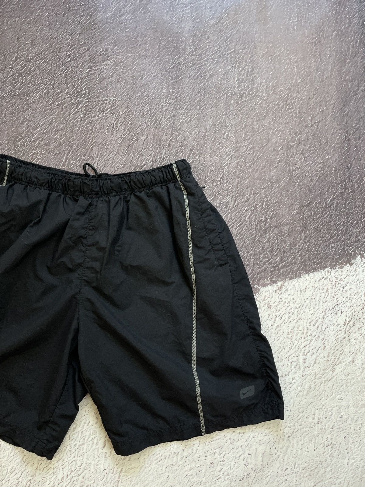 Nike Nike vintage y2k black logo swoosh shorts drill Size US 36 / EU 52 - 5 Thumbnail