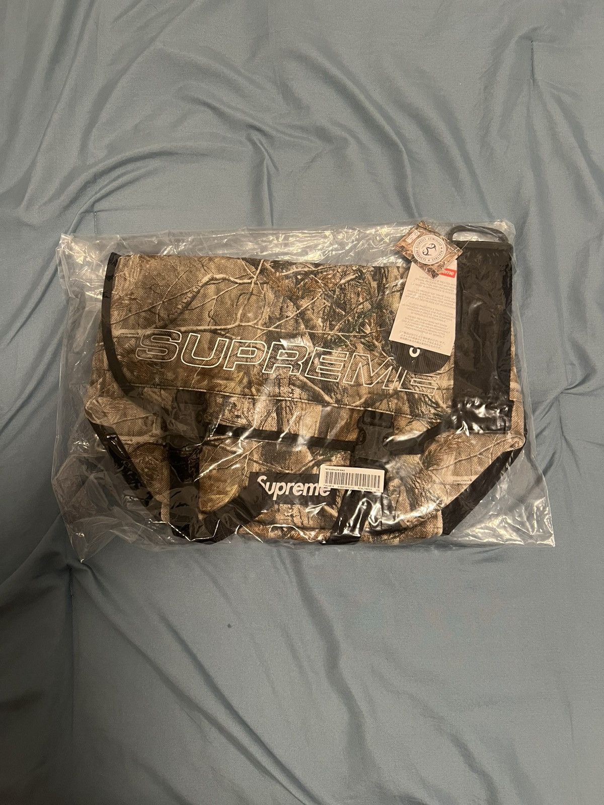 Supreme Supreme Denim Messenger Bag RealTree Camo Size ONE SIZE - 1 Thumbnail