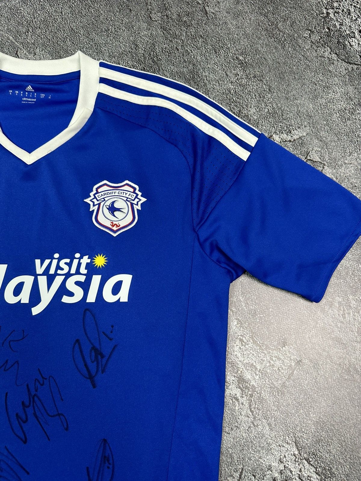 Adidas Cardiff City Soccer Jersey Football 2015/16 with autographs Size US S / EU 44-46 / 1 - 4 Thumbnail