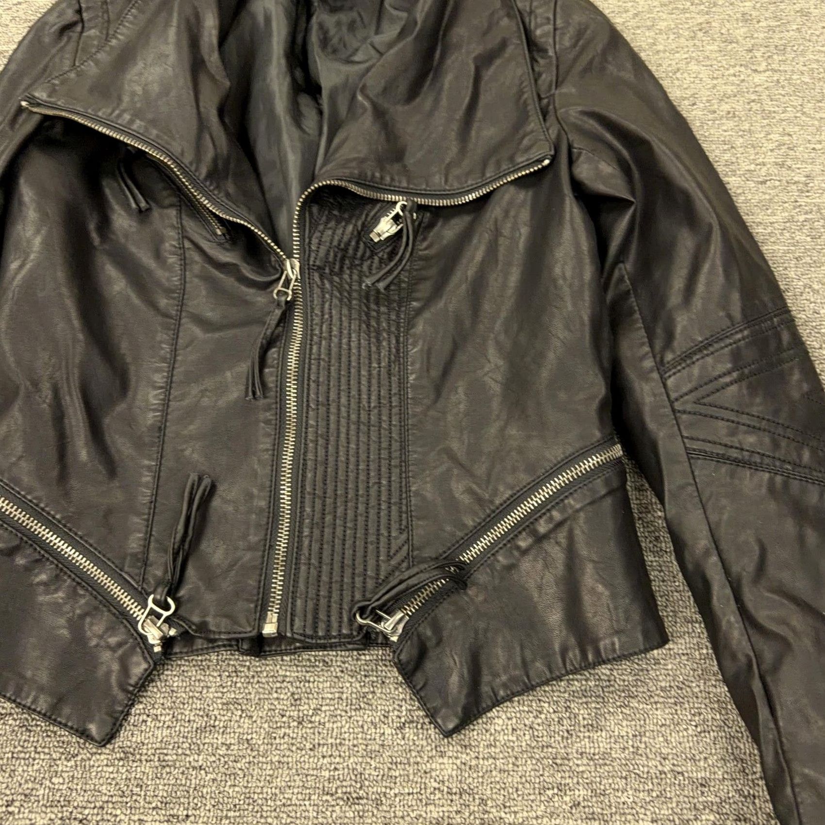 Lulus VINTAGE? No. Lulus Jacket Womens XS Black Faux Leather Moto Biker Zip Pockets Lined Asym Hem Size XS / US 0-2 / IT 36-38 - 2 Thumbnail
