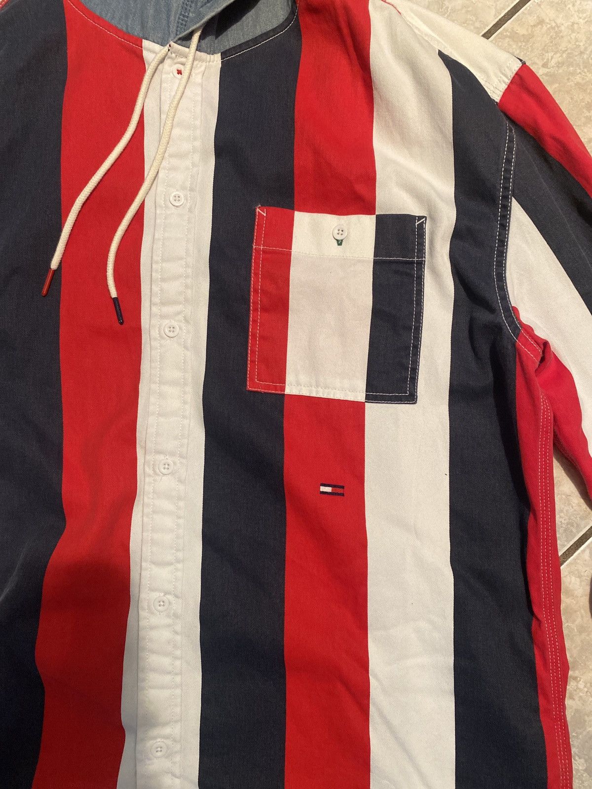 Guess × Nautica × Tommy Hilfiger Vintage Tommy Hilfiger button-down with hood Size US M / EU 48-50 / 2 - 3 Thumbnail
