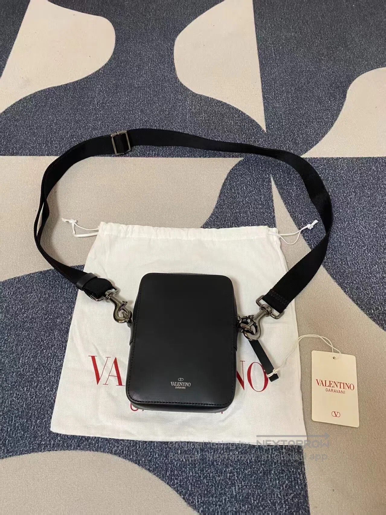 Valentino valentino black letter print zip bag. Size ONE SIZE - 2 Thumbnail