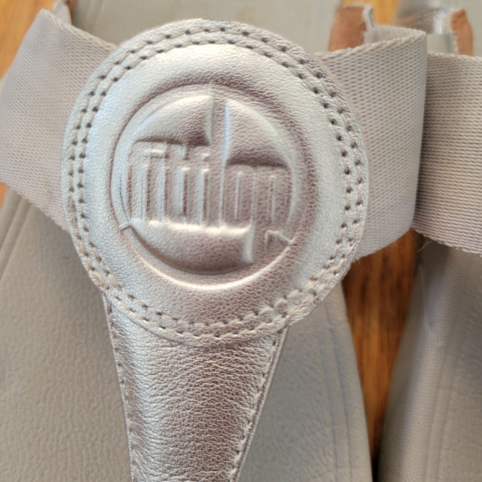 Other FitFlop Sandals 9 Silver Gray Comfort WALKSTAR Toe Post Size US 9 / IT 39 - 3 Thumbnail