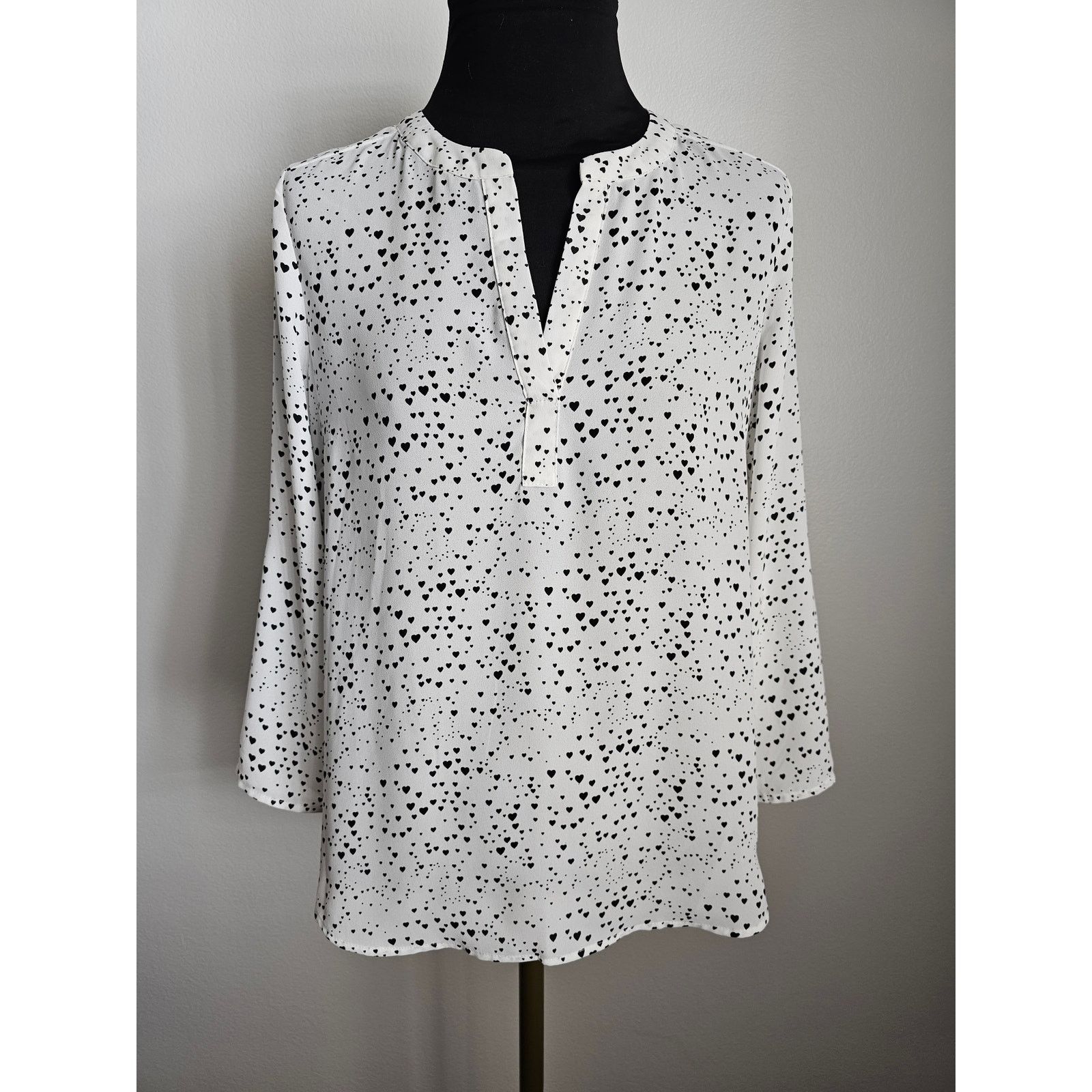 Anthropologie Daniel Rainn White Heart Print Split Neck Hi-Low Hem Top PS Size S / US 4 / IT 40 - 1 Thumbnail