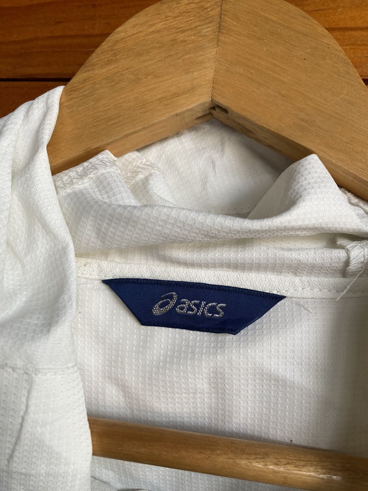 Asics Vintage ASICS Official Hooded Windbreaker Jacket White Navy Size US L / EU 52-54 / 3 - 14 Thumbnail