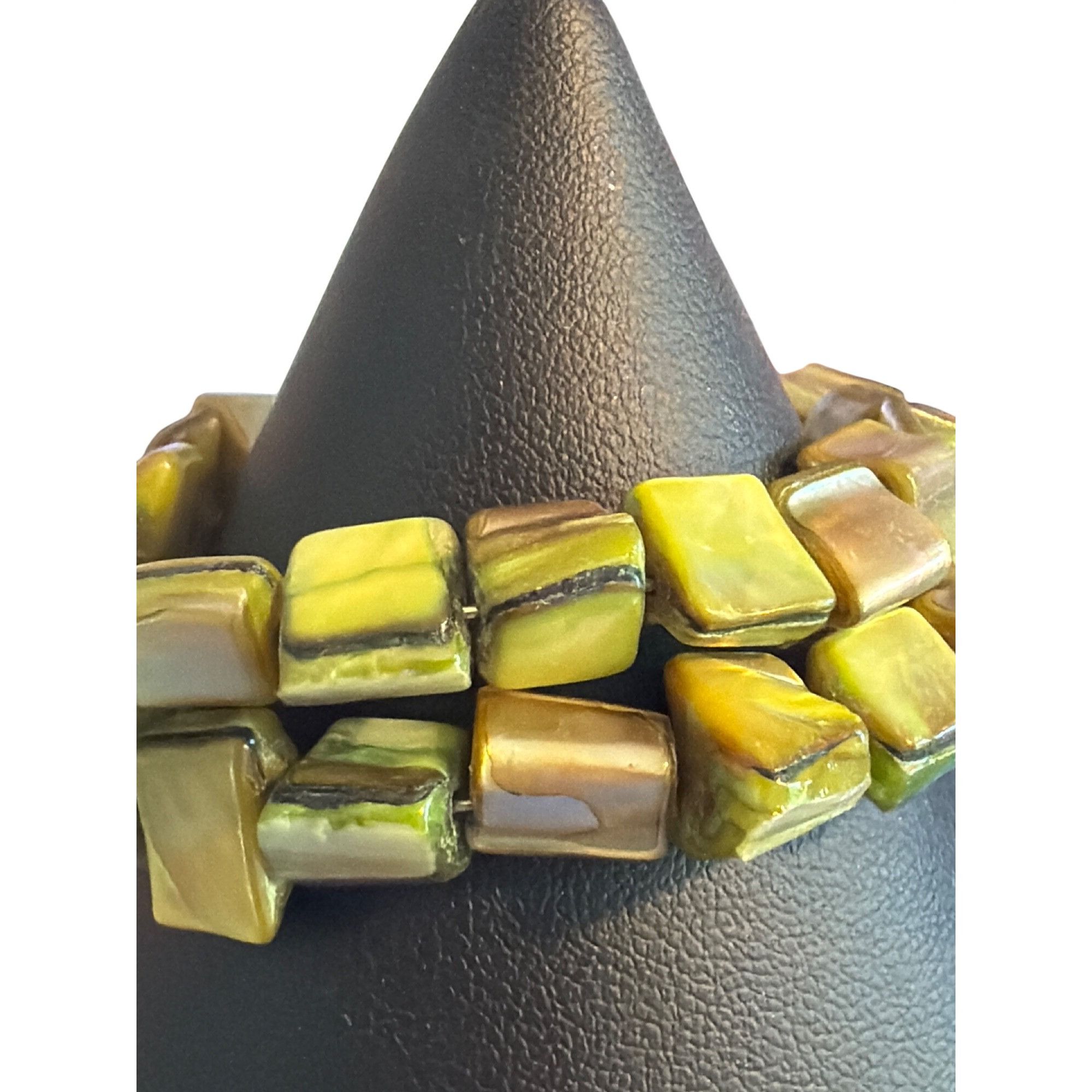 Other Green Dyed Mother of Pearl Shell Memory Wire Bracelet Adjust Size ONE SIZE - 2 Thumbnail
