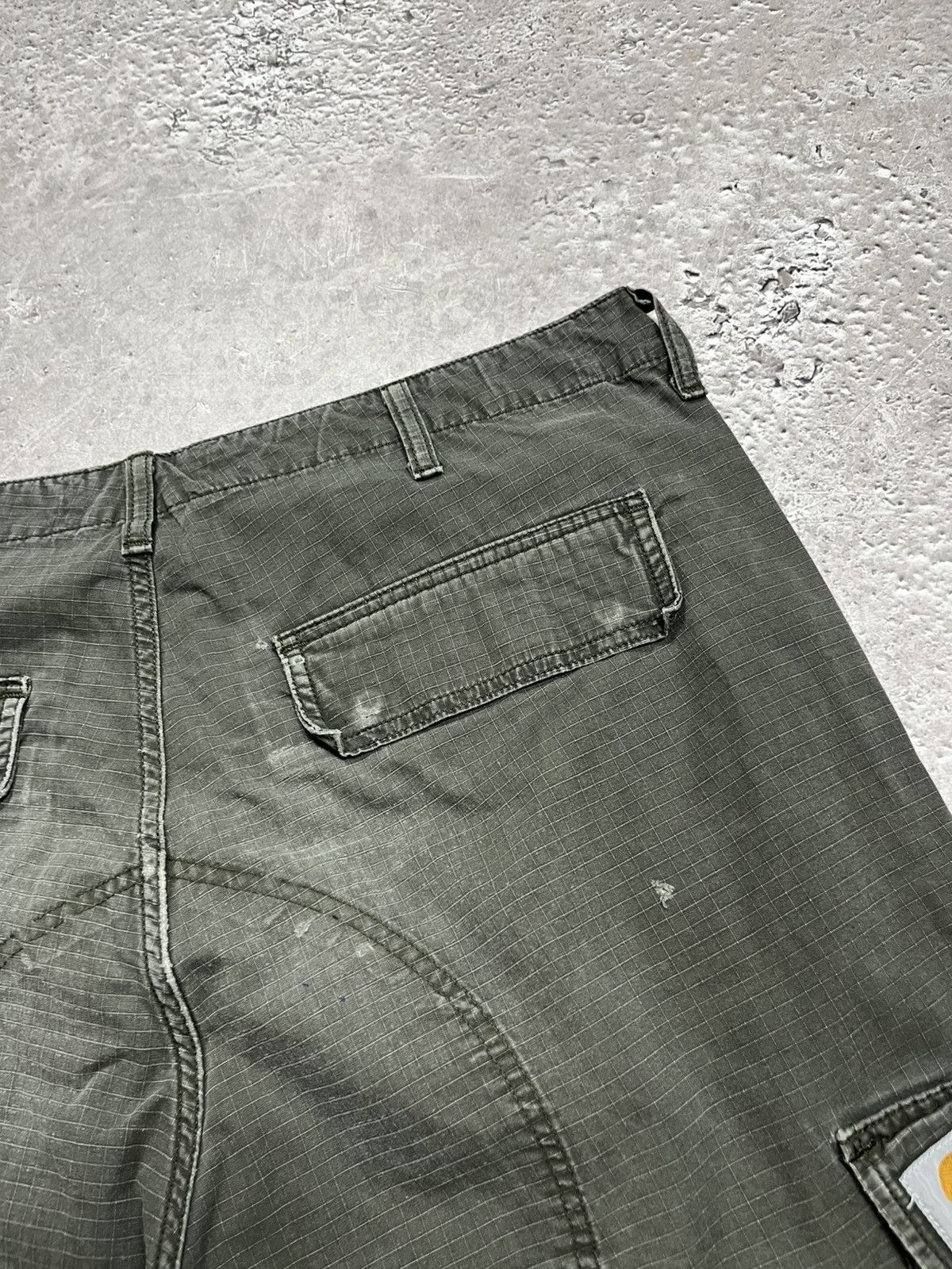 Carhartt distressed green cargo pants 38x34 rugged workwear