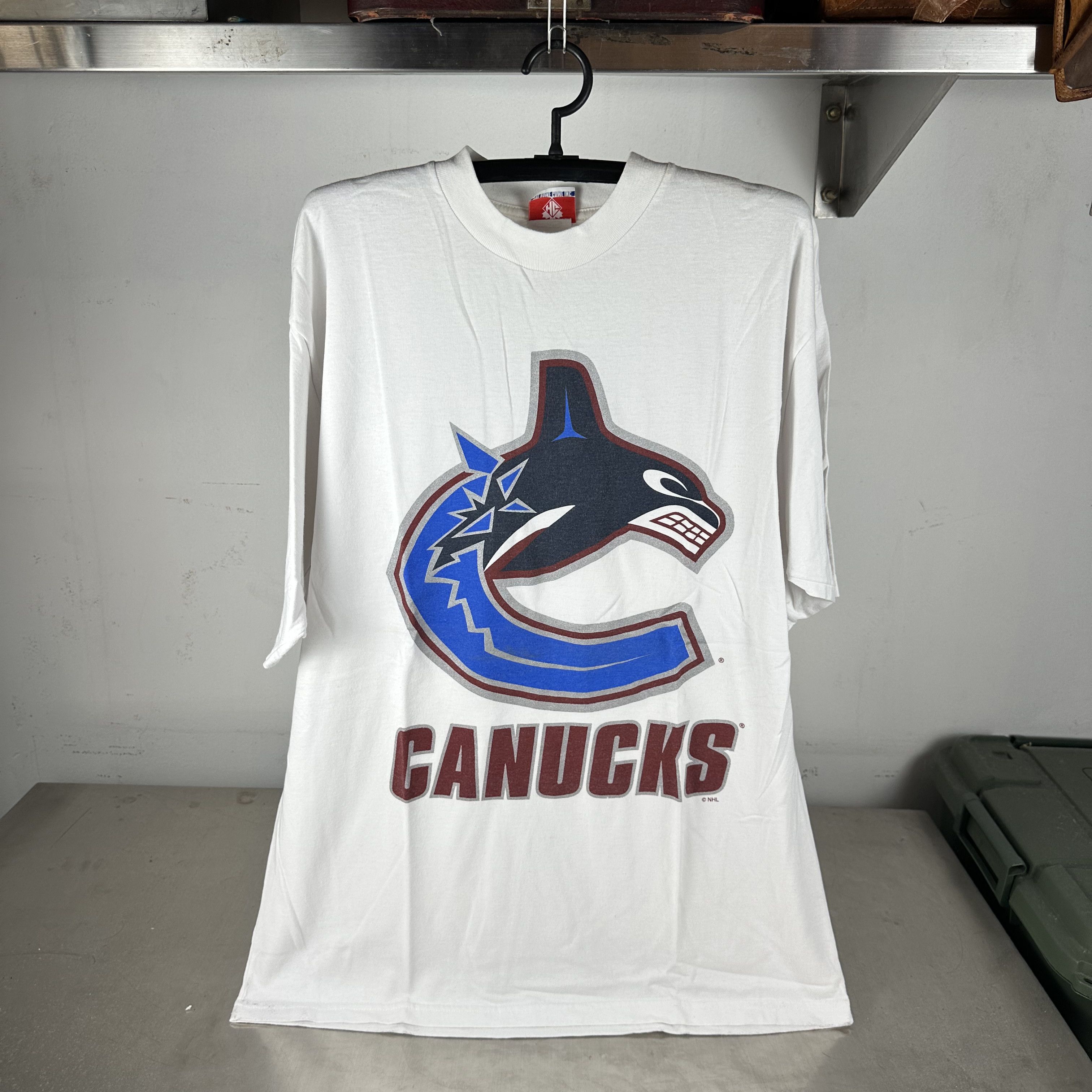 Vintage Vintage 90s Vancouver Canucks Hockey NHL Big Logo T-shirt Size US XL / EU 56 / 4 - 1 Thumbnail