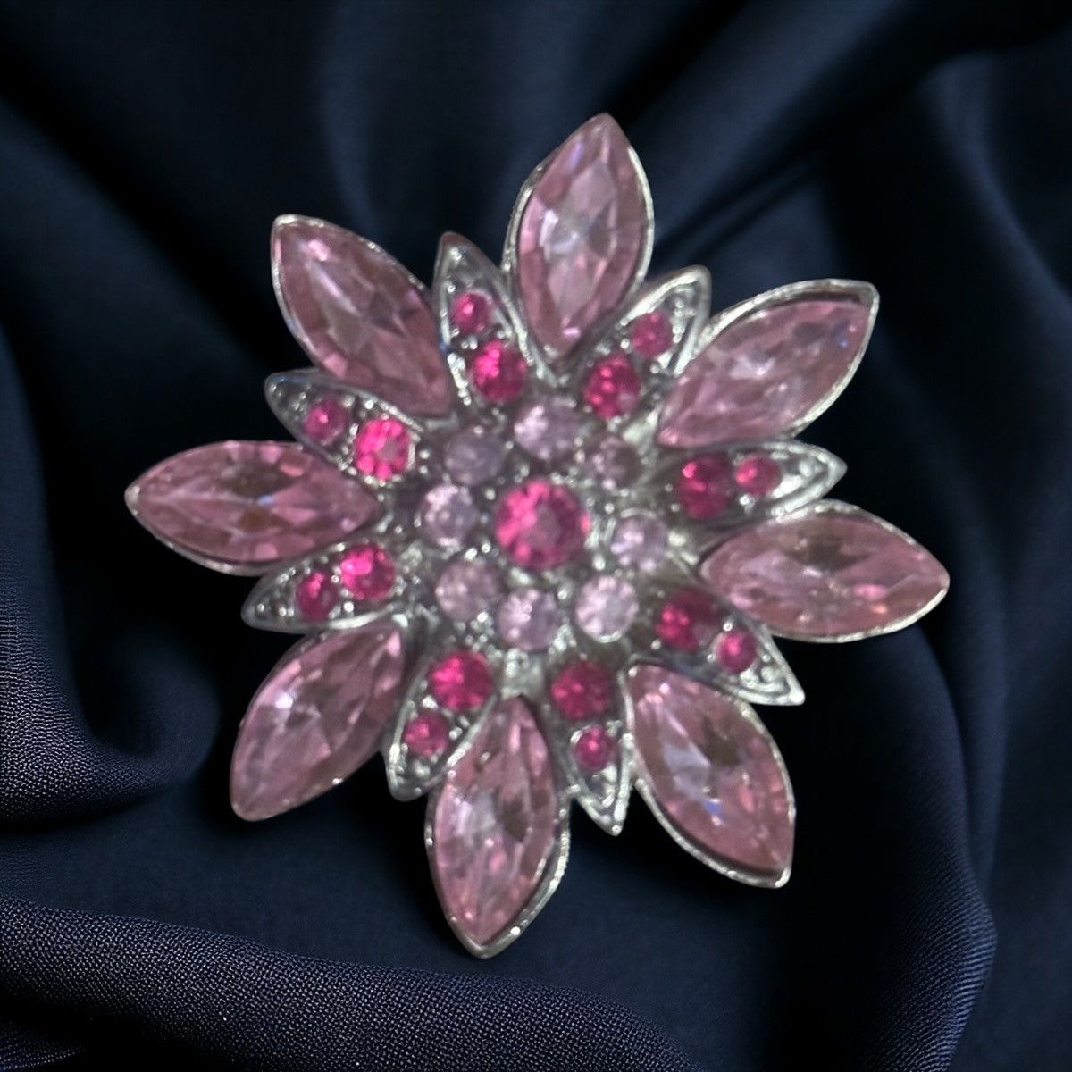Vintage Vintage silver tone pink rhinestone flower brooch Size ONE SIZE - 1 Thumbnail