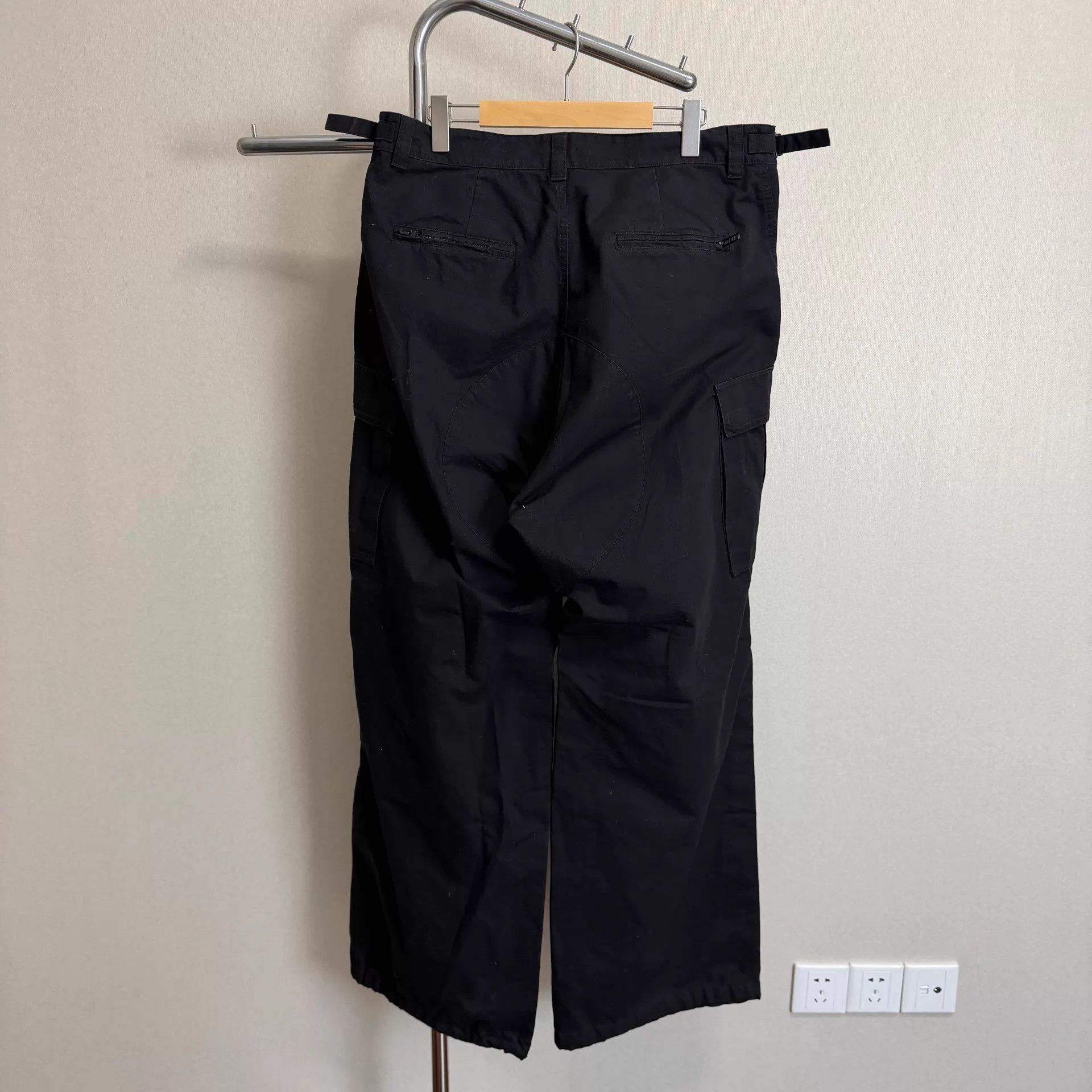 Balenciaga Balenciaga FW22 Men's Black Solid Color Low-Rise Cargo Pants Size US 32 / EU 48 - 2 Thumbnail