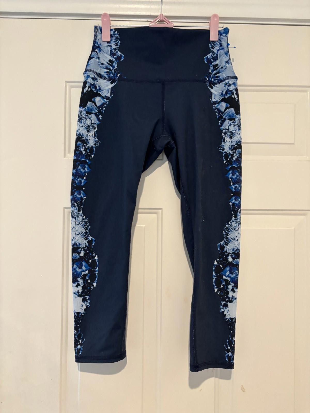 Alo Womens sz S Navy and floral activewear cropped leggings #340 Size 28" / US 6 / IT 42 - 1 Thumbnail