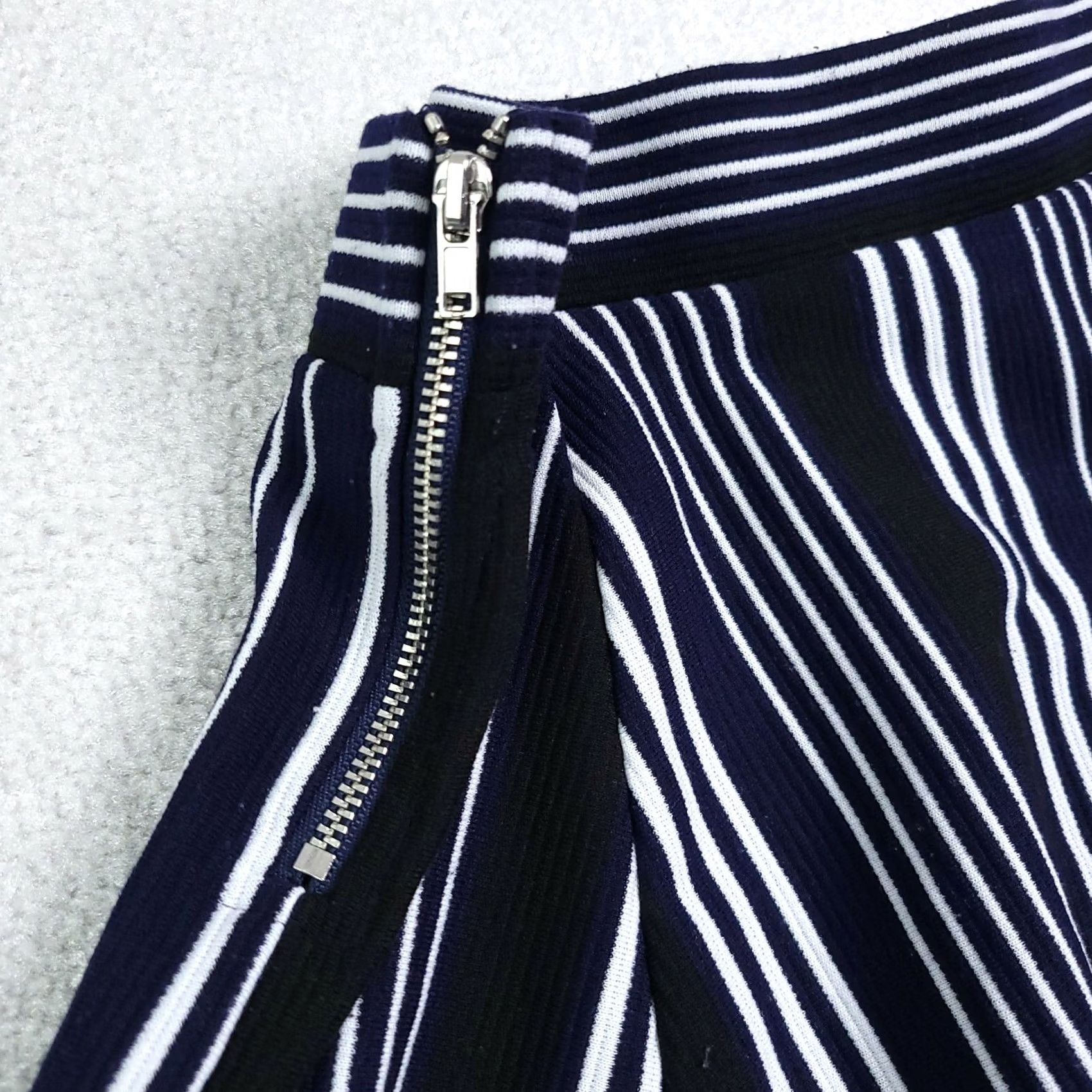 H&M H&M DIVIDED Mini Skirt Women's Small Stripped White Blue Black Stretch Side Zip Size 28" / US 6 / IT 42 - 3 Thumbnail