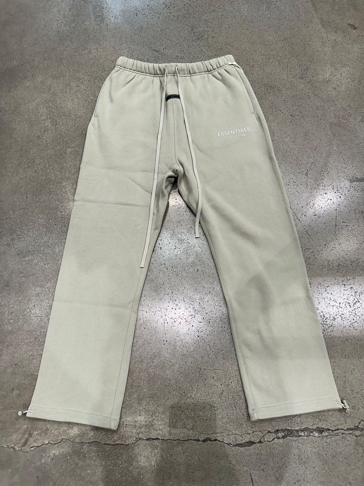 Essentials ESSENTIALS - Relaxed Fleece Sweatpant Abbey Stone Size US 32 / EU 48 - 1 Thumbnail