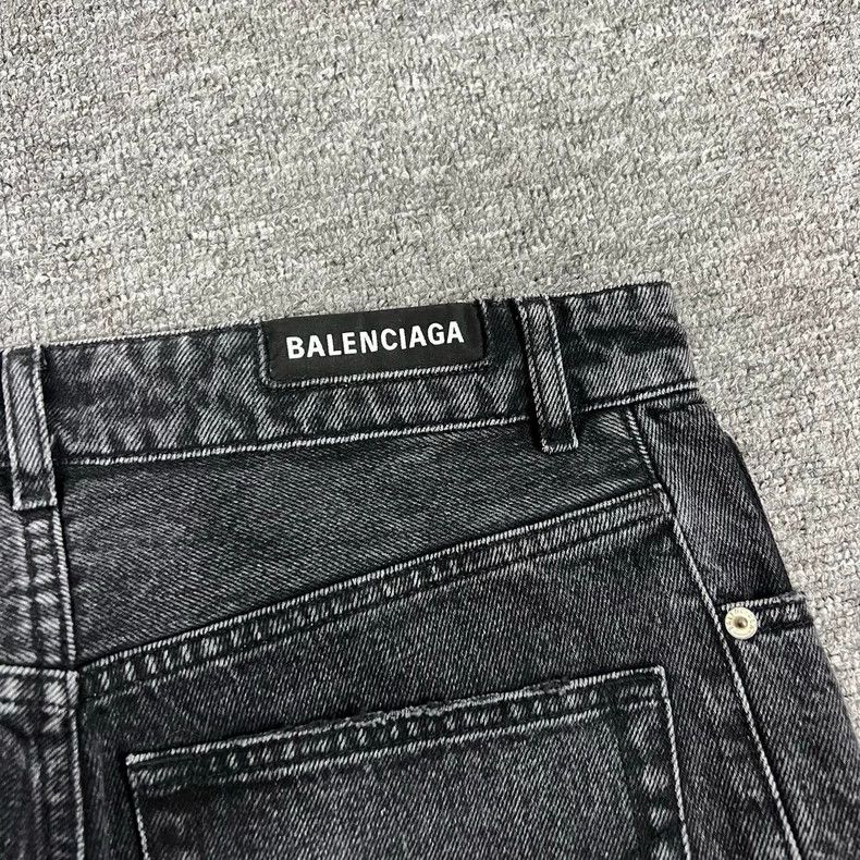 Balenciaga Balenciaga Washed wide-leg jeans Size US 26 / EU 42 - 6 Thumbnail